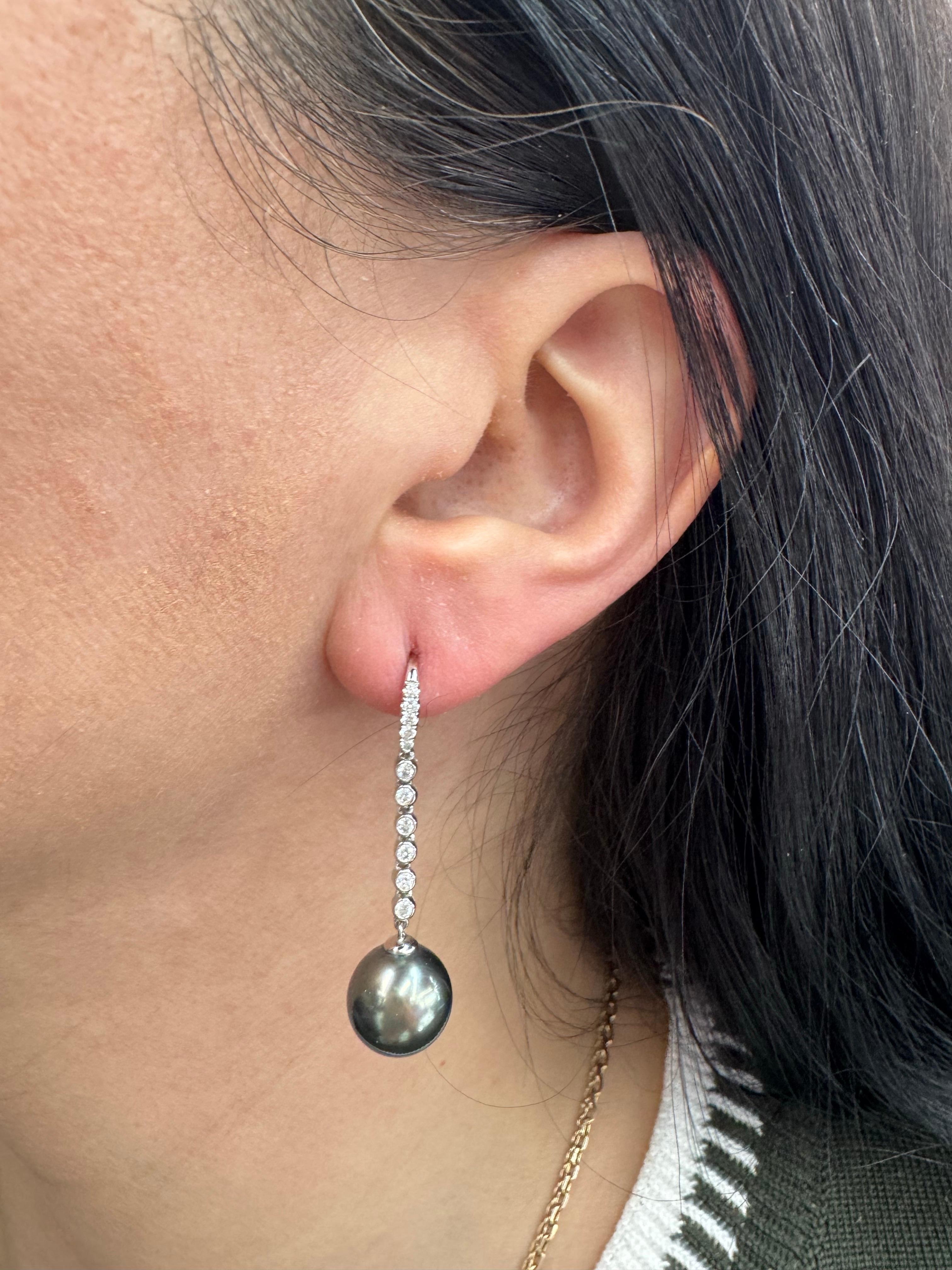 Taglio rotondo Orecchini pendenti con diamante con castone di Tahiti 0,34 carati 11-12 mm in oro bianco 18KT in vendita