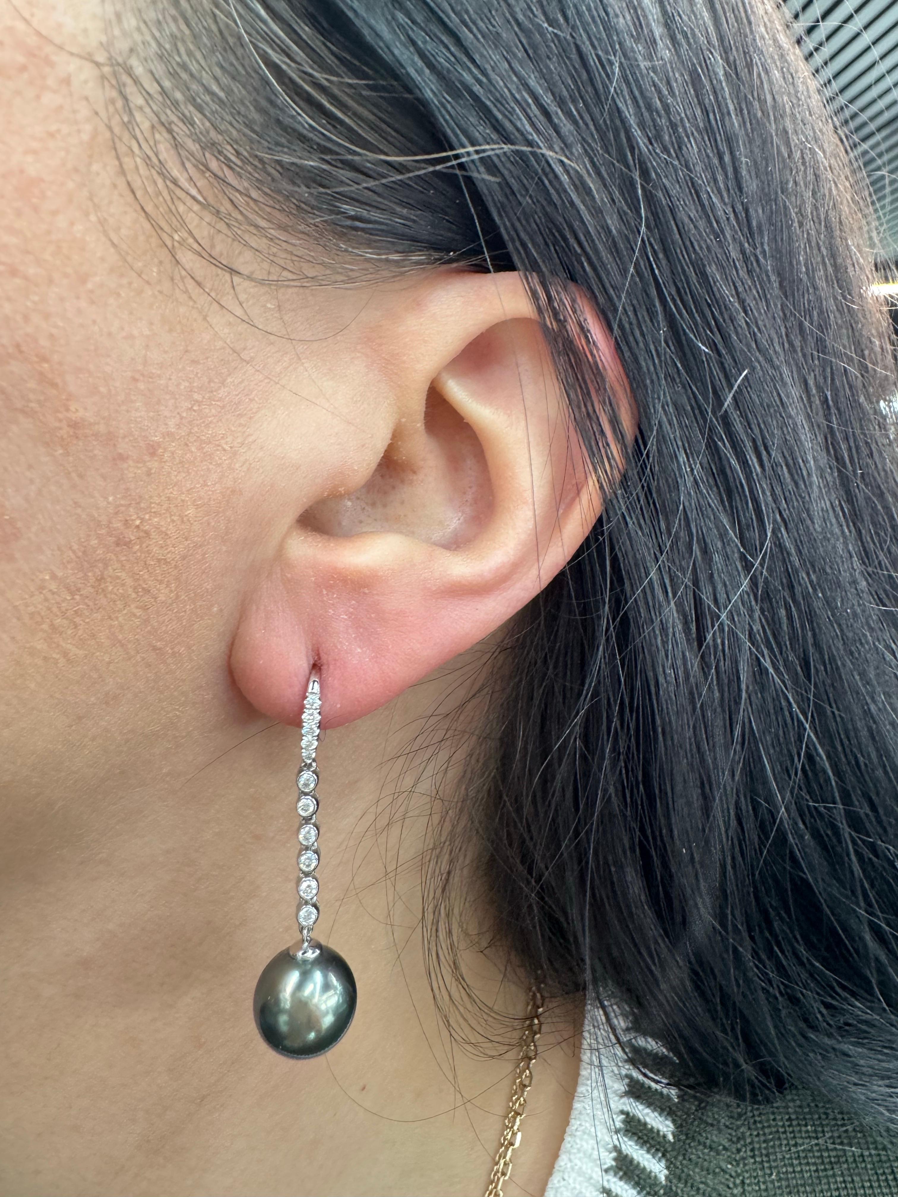 Orecchini pendenti con diamante con castone di Tahiti 0,34 carati 11-12 mm in oro bianco 18KT In condizioni Nuovo in vendita a New York, NY