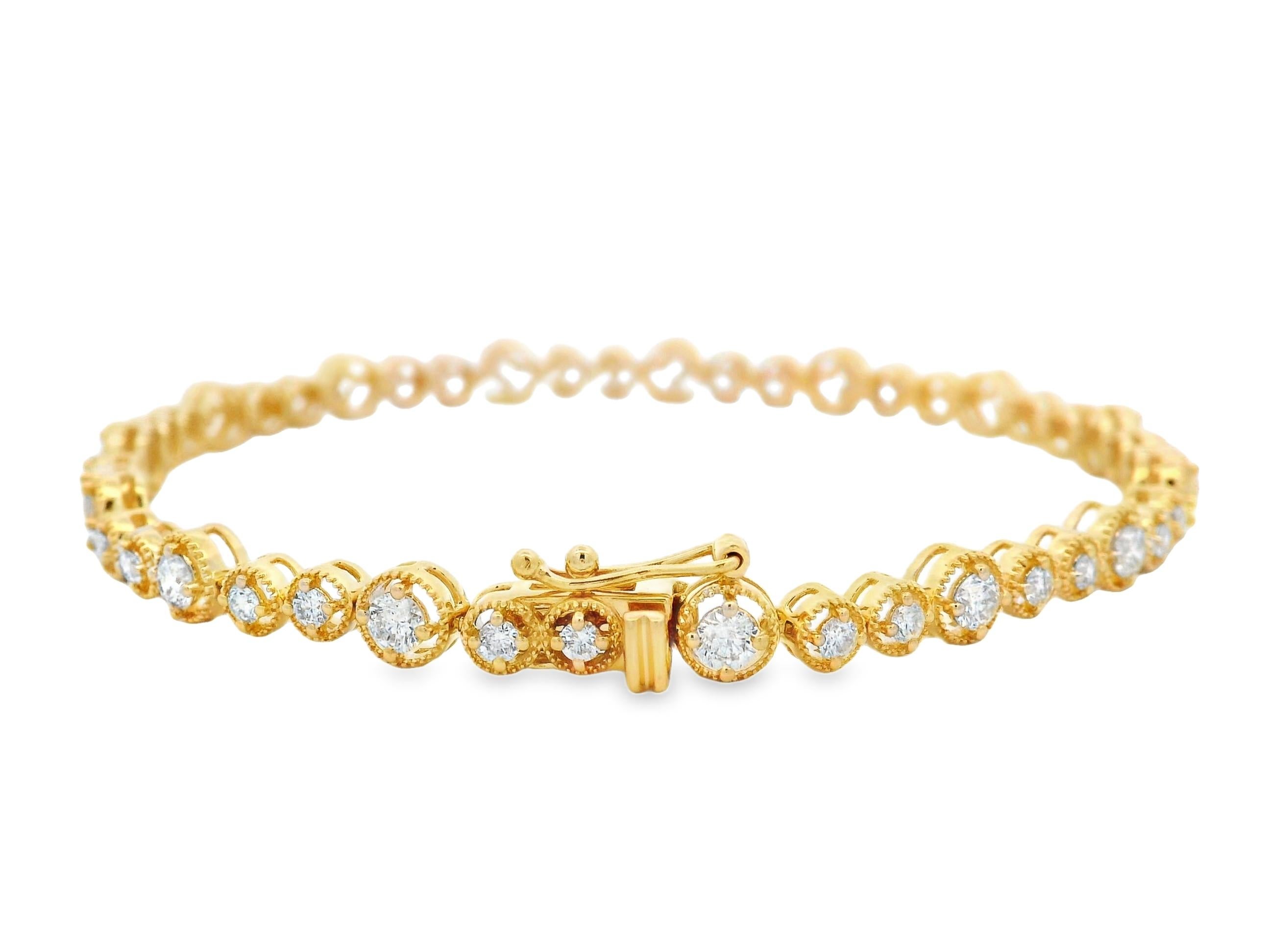 Esta refinada pulsera de tenis de diamantes presenta cuarenta y cinco diamantes redondos de talla brillante que suman un total de 2,00 quilates, cada uno enmarcado en un delicado bisel con borde milgrain de oro amarillo pulido de 14 quilates. El