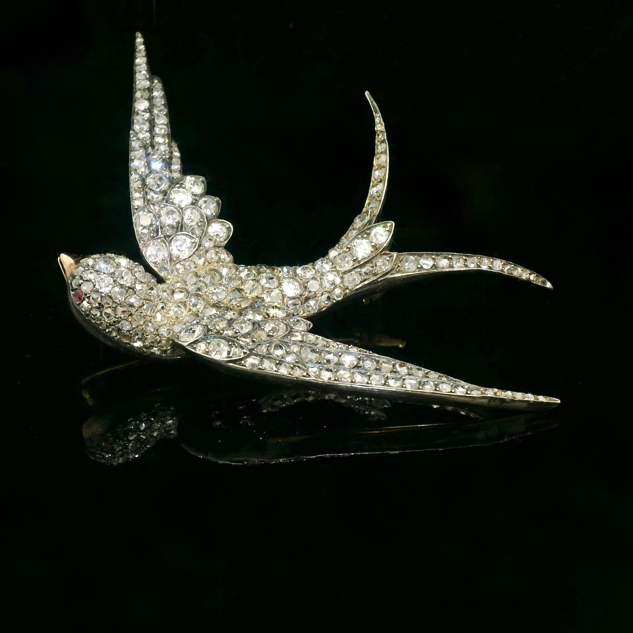 Broche ancienne fin 19ème, début 20ème siècle en or jaune 18n Karat et argent. 

Broche en or et argent représentant une hirondelle aux ailes déployées pavée de diamants taille ancienne (pour un total d'environ 4 carats) et taille rose (pour un