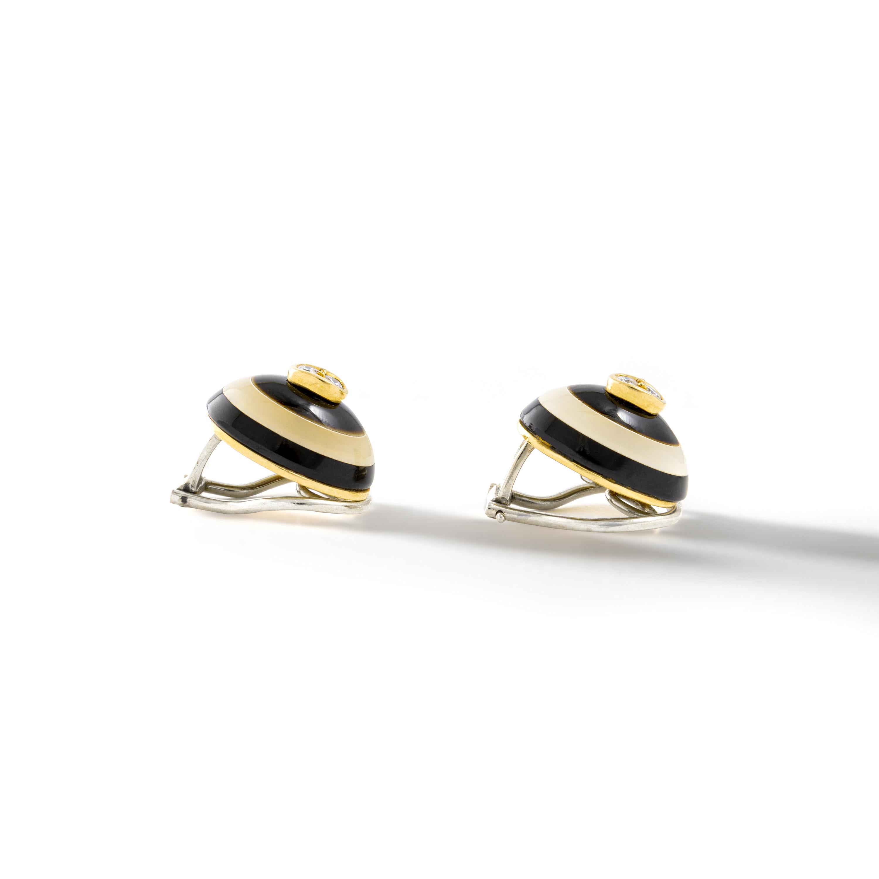 Diamond Black and White Stone on Yellow Gold 18k Earclips.
Circa 1980.

Total height: 0.59 inch (1.50 centimeters).
Total width: 0.43 inch (1.10 centimeters).