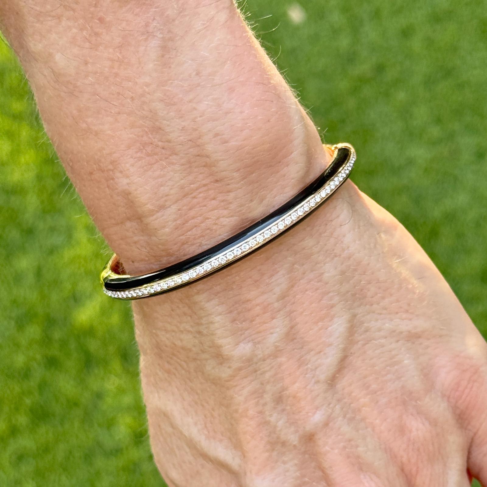 La sophistication moderne rencontre le luxe intemporel dans ce remarquable bracelet à charnière en or rose 18 carats. Conçu dans une forme ovale élégante pour convenir aux poignets jusqu'à 6,5 pouces, le bracelet présente une rangée centrale de 100