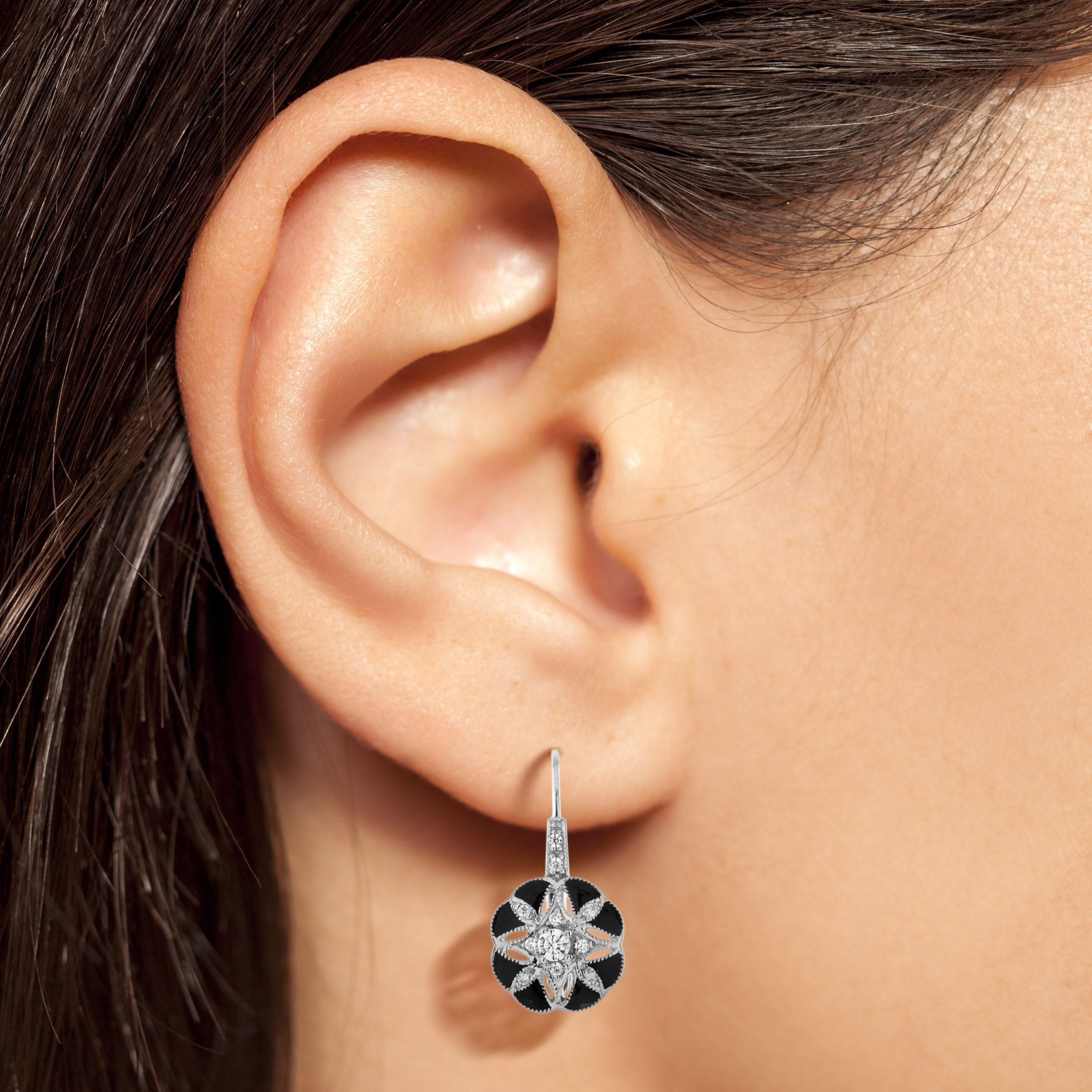 Boucles d'oreilles pendantes en or blanc avec diamants et émail noir, style Art Déco, fleurs florales Neuf - En vente à Oakton, VA