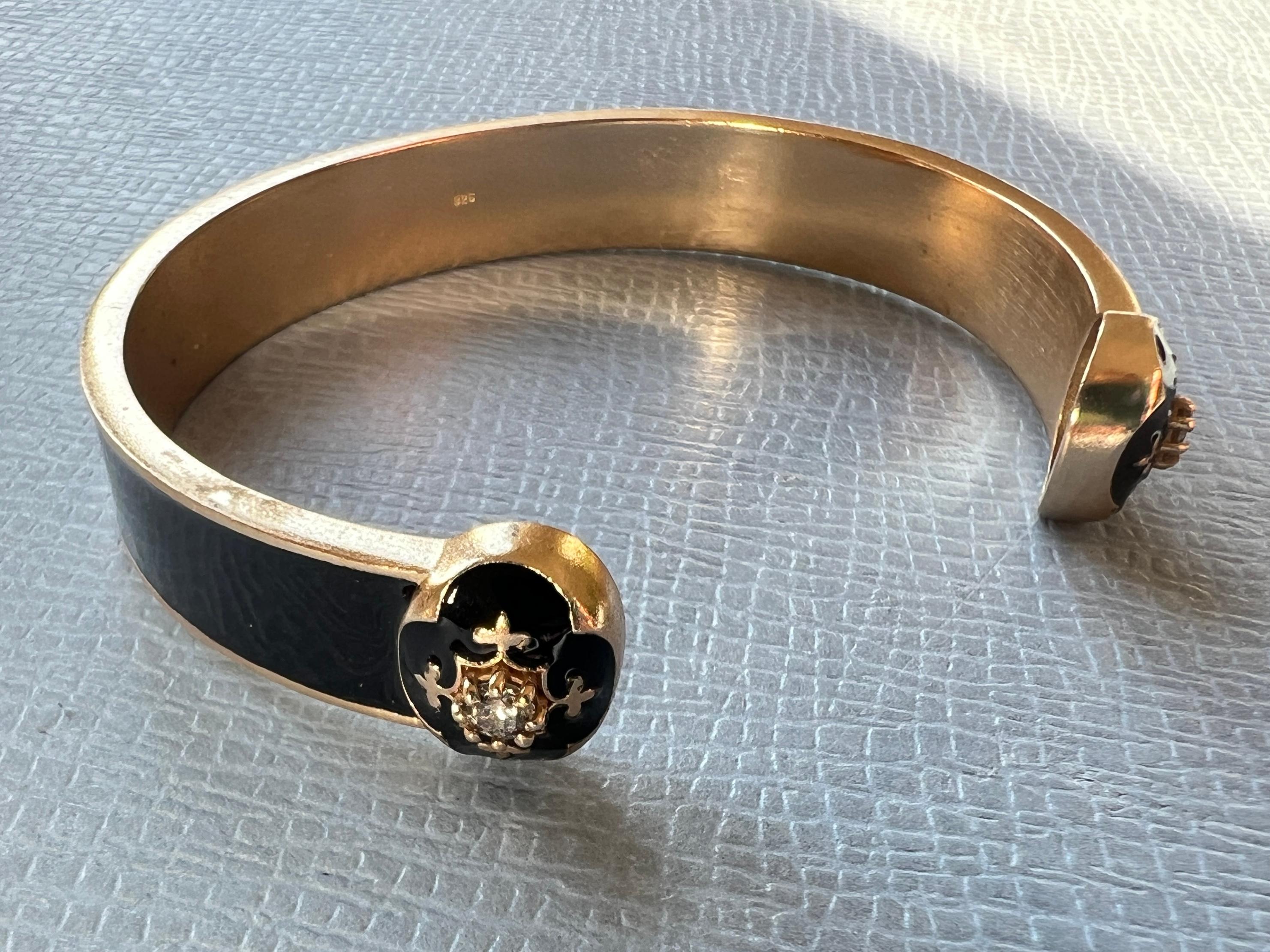 Taglio singolo Bangle Fleur de Lis con diamante e smalto nero in stile Memento Mori in vendita