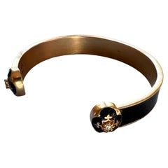 Bangle Fleur de Lis con diamante e smalto nero in stile Memento Mori