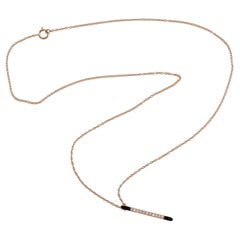 Collana a catena con ciondolo a bastoncino con diamanti e smalto nero in oro rosa 14k