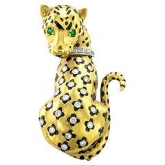 Broche léopard en or jaune, émail noir et diamant