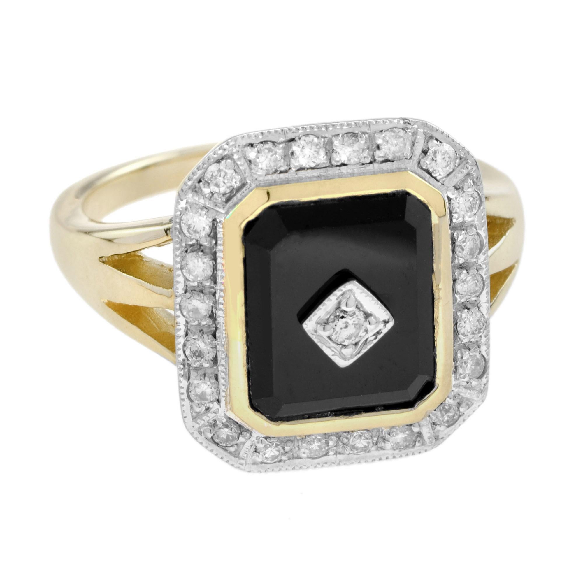 L'onice a forma di cuscino con placca superiore con diamante incastonato a forma di quadrato, all'interno di un bordo di diamanti rotondi. Il gambo è diviso per dare l'impressione di tre file.  Oro giallo 14K. 
Informazioni sull'anello
Stile: