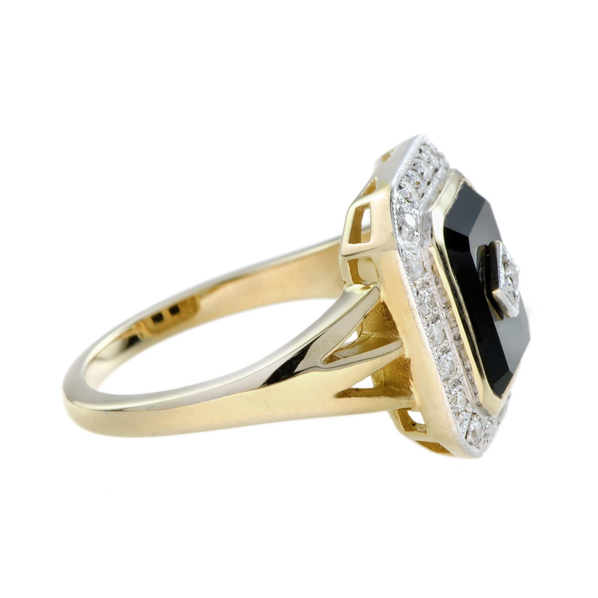 Art Déco Anello con diamante e onice nero in stile Art Deco con triplo gambo e aureola in oro giallo 14 carati in vendita