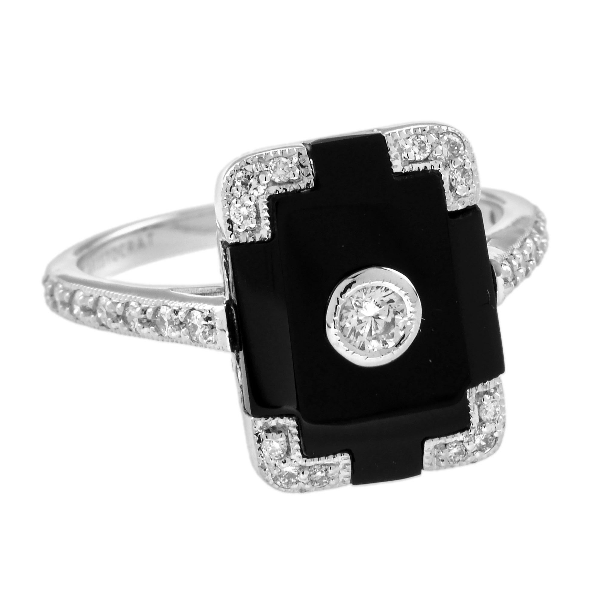 Elaborado con meticulosa atención al detalle, este anillo muestra el arte típico de la época Art Déco, combinando formas geométricas con materiales lujosos. En el corazón de esta sofisticada pieza se encuentra un brillante diamante, elegantemente