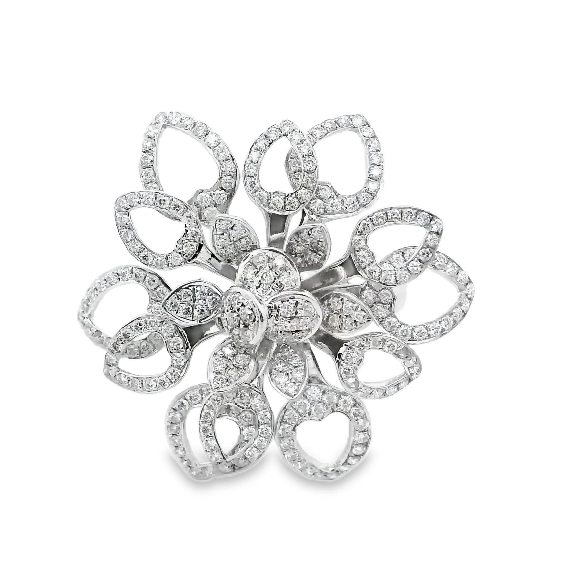 Un anillo llamativo e intrincado con un diseño floral adornado con diamantes talla redonda. Los diamantes, con un total de 1,29 quilates, exhiben un color blanco brillante que realza la elegancia de la pieza. Elaborado en oro blanco de 14 quilates,