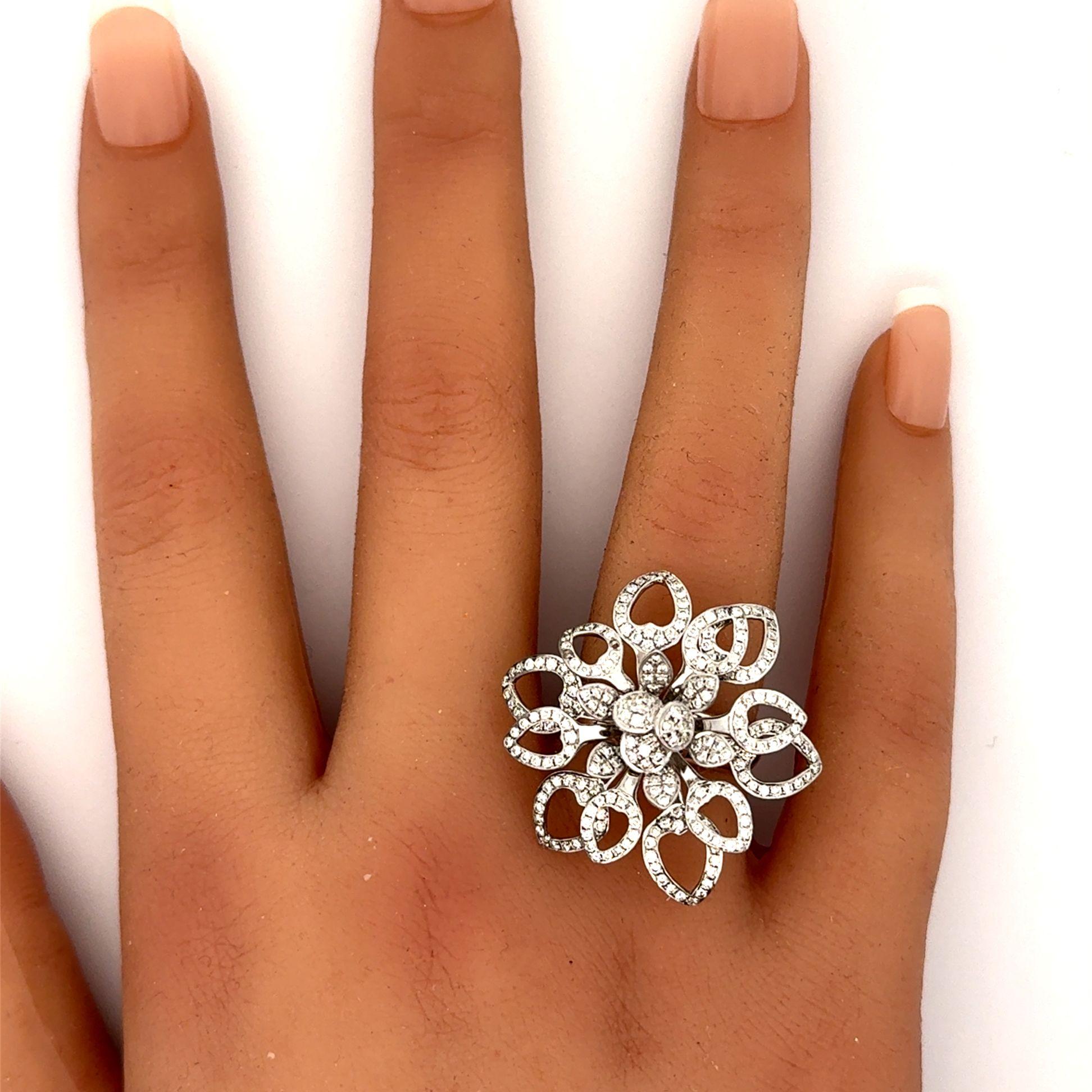 Anillo Flor Diamante Oro Blanco en Nuevo estado para la venta en Beverly Hills, CA