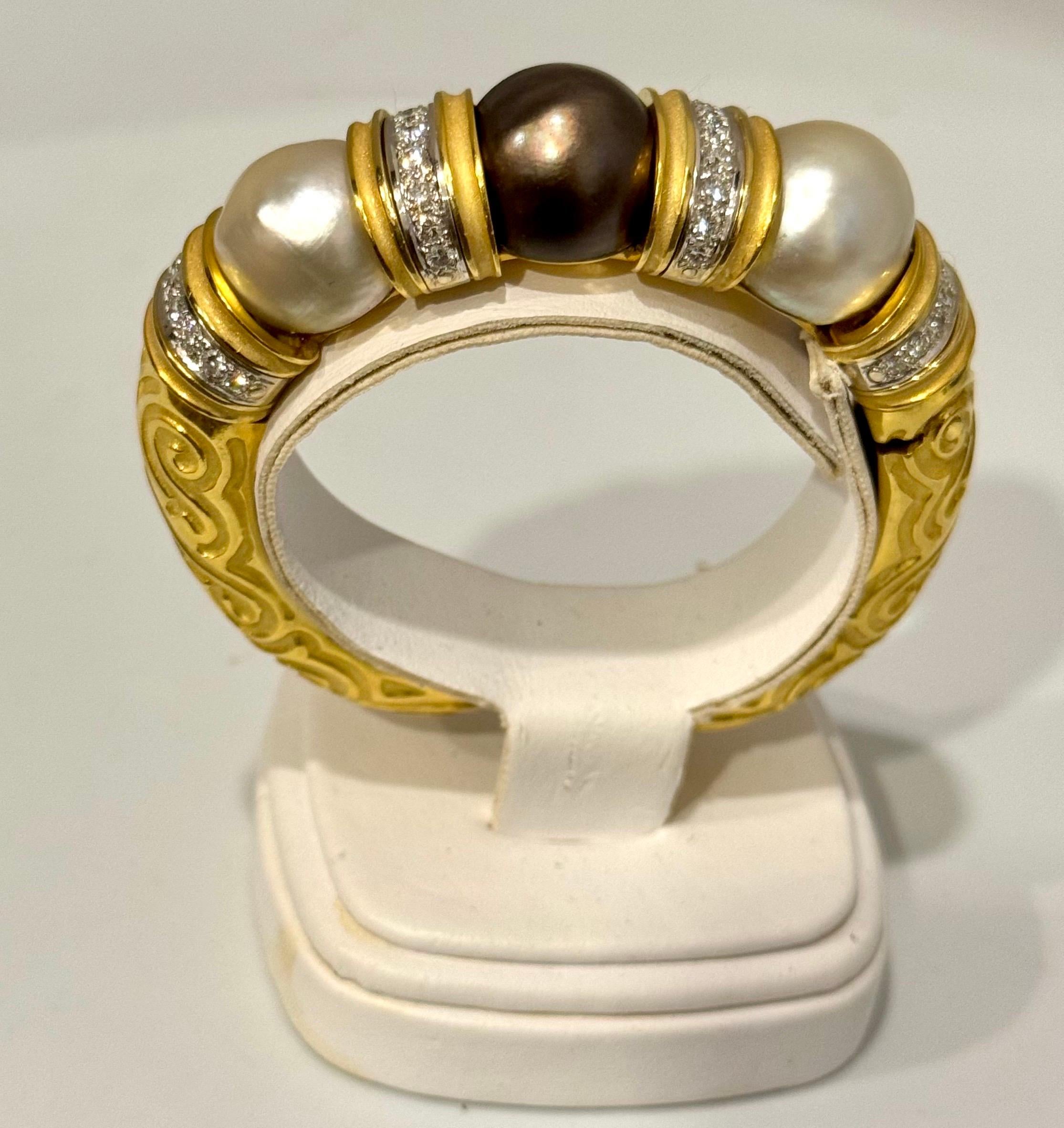 Bracciale con diamanti e perle bianche in oro 18 Kt 115Gm di Robert The Wander Winc in vendita 8