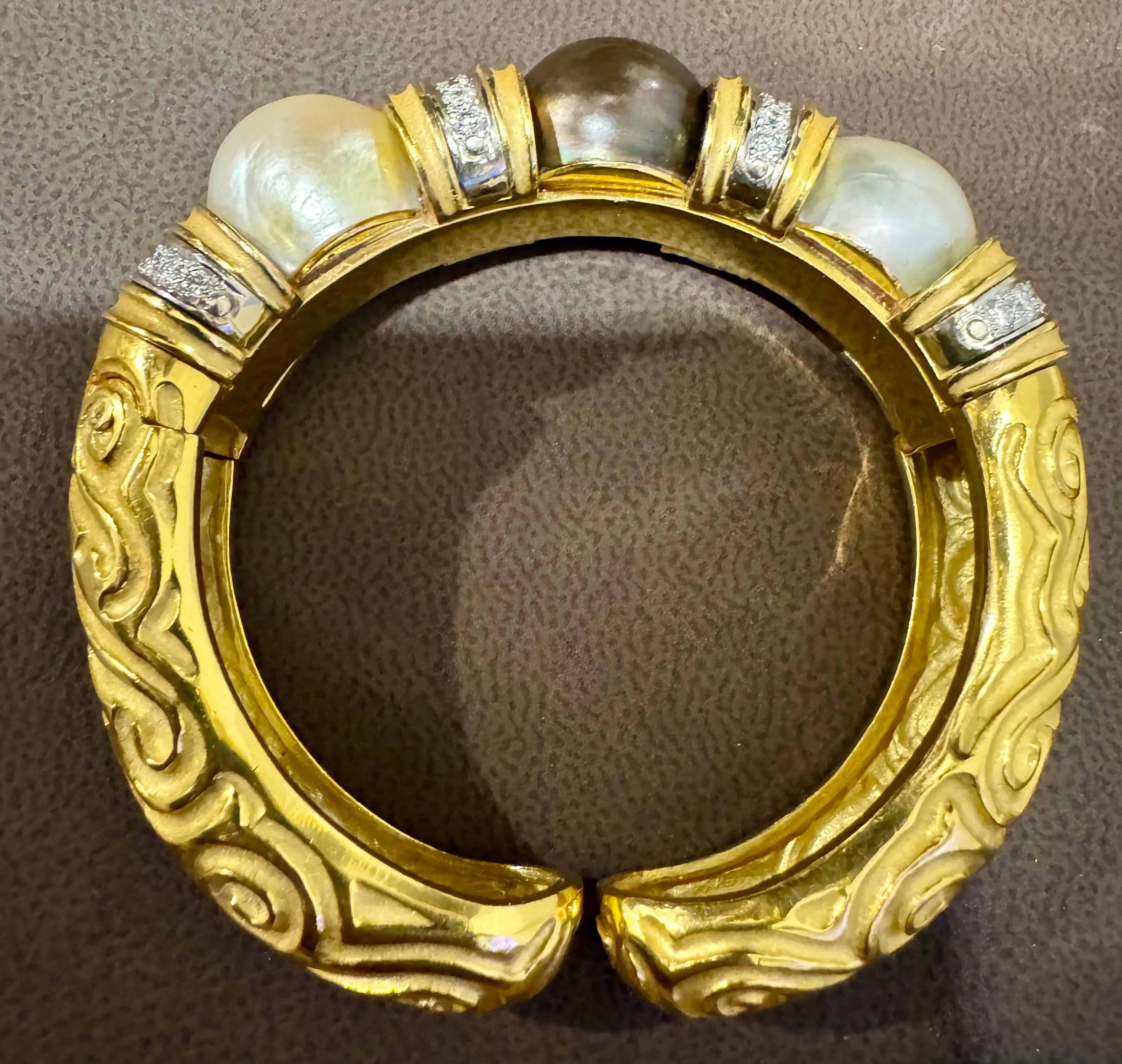 Taglio rotondo Bracciale con diamanti e perle bianche in oro 18 Kt 115Gm di Robert The Wander Winc in vendita