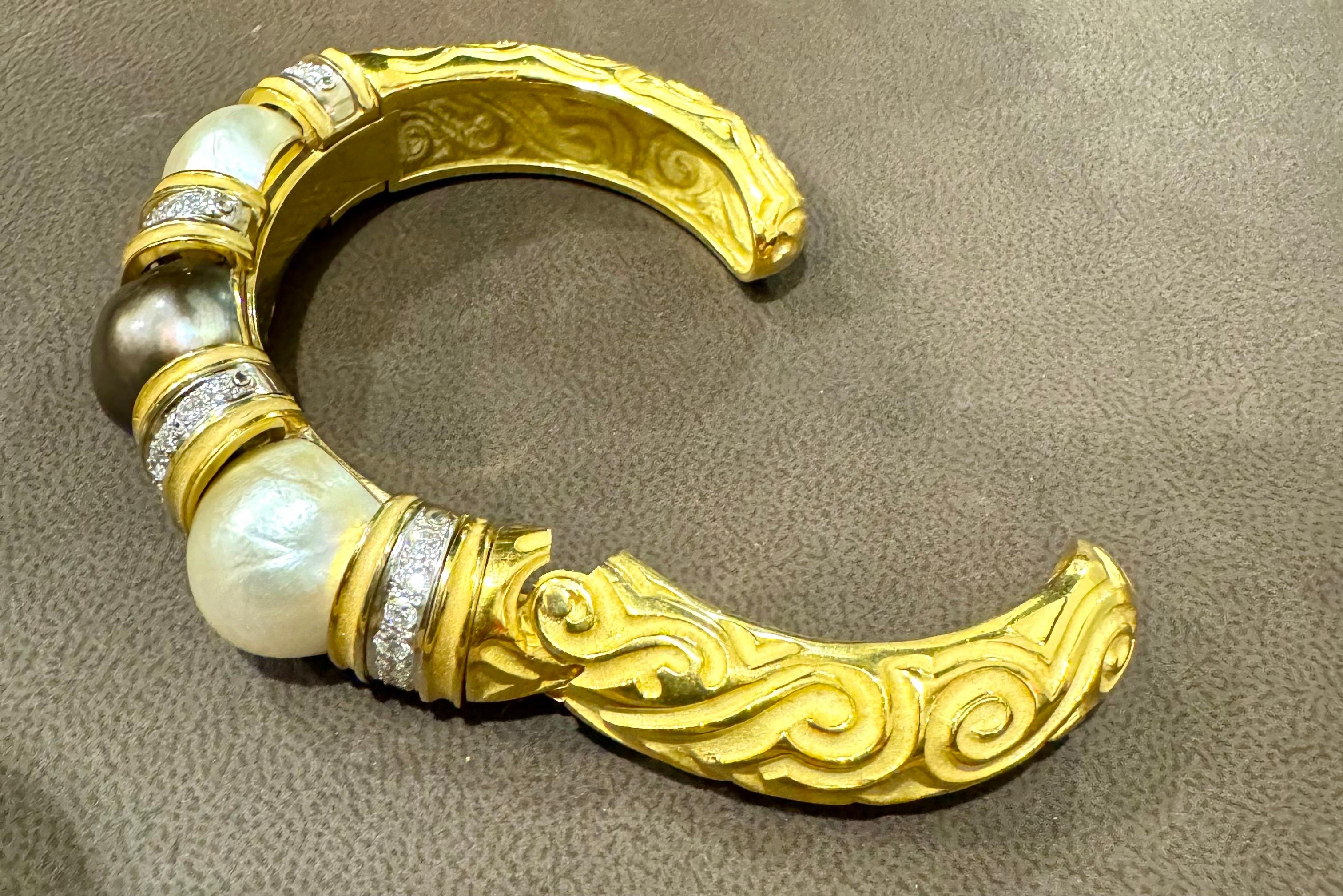 Bracciale con diamanti e perle bianche in oro 18 Kt 115Gm di Robert The Wander Winc in vendita 2