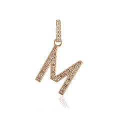 Colgante con diamanes en forma de bloque con la letra «M», de oro de 14 quilates. Joya fina unisex