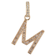 Colgante con diamanes en forma de bloque con la letra «M», de oro de 14 quilates. Joya fina unisex