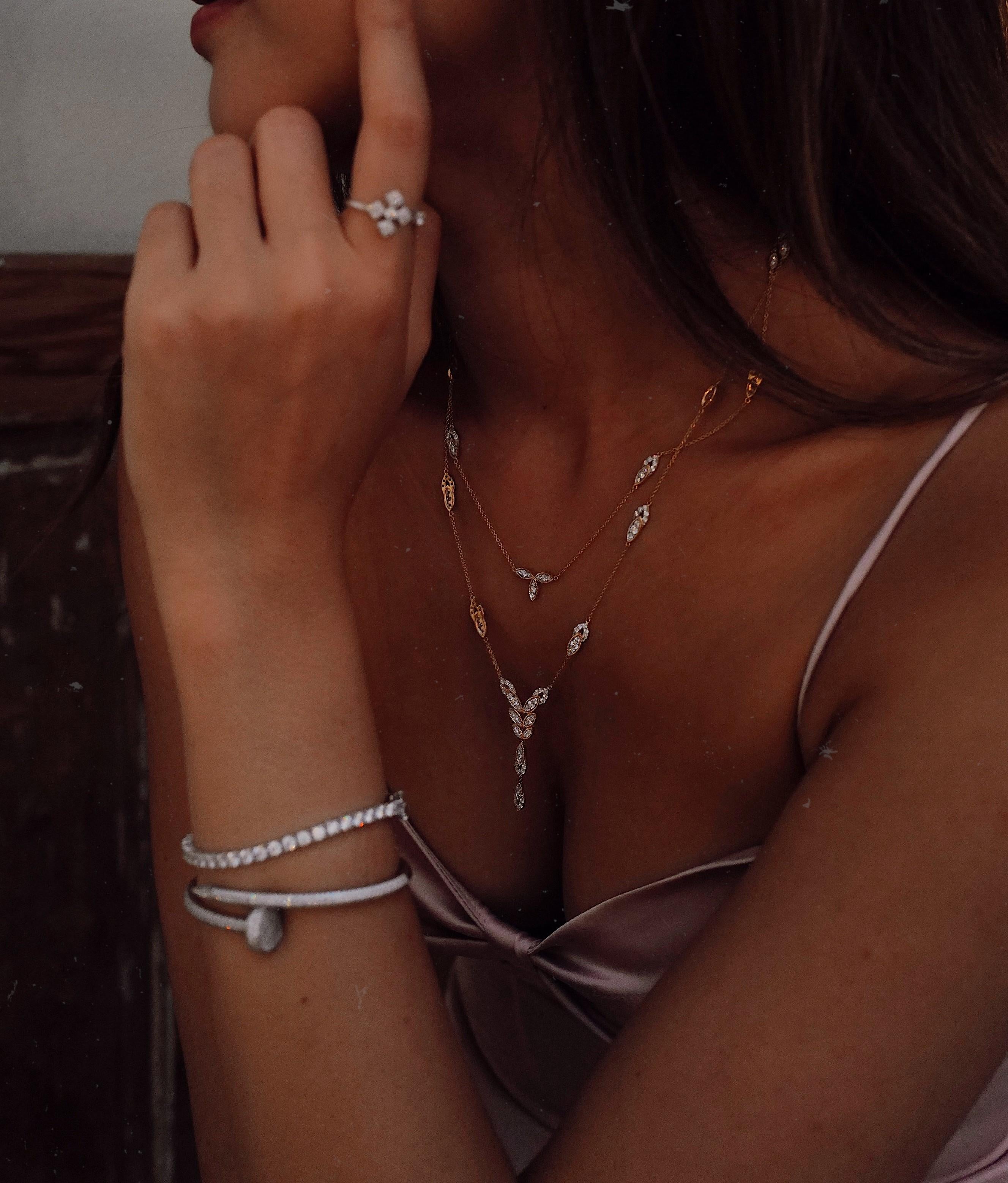 Taille ronde Sunita Nahata, diamant 1.72 carat Long collier Bloom en or jaune 18 carats. en vente