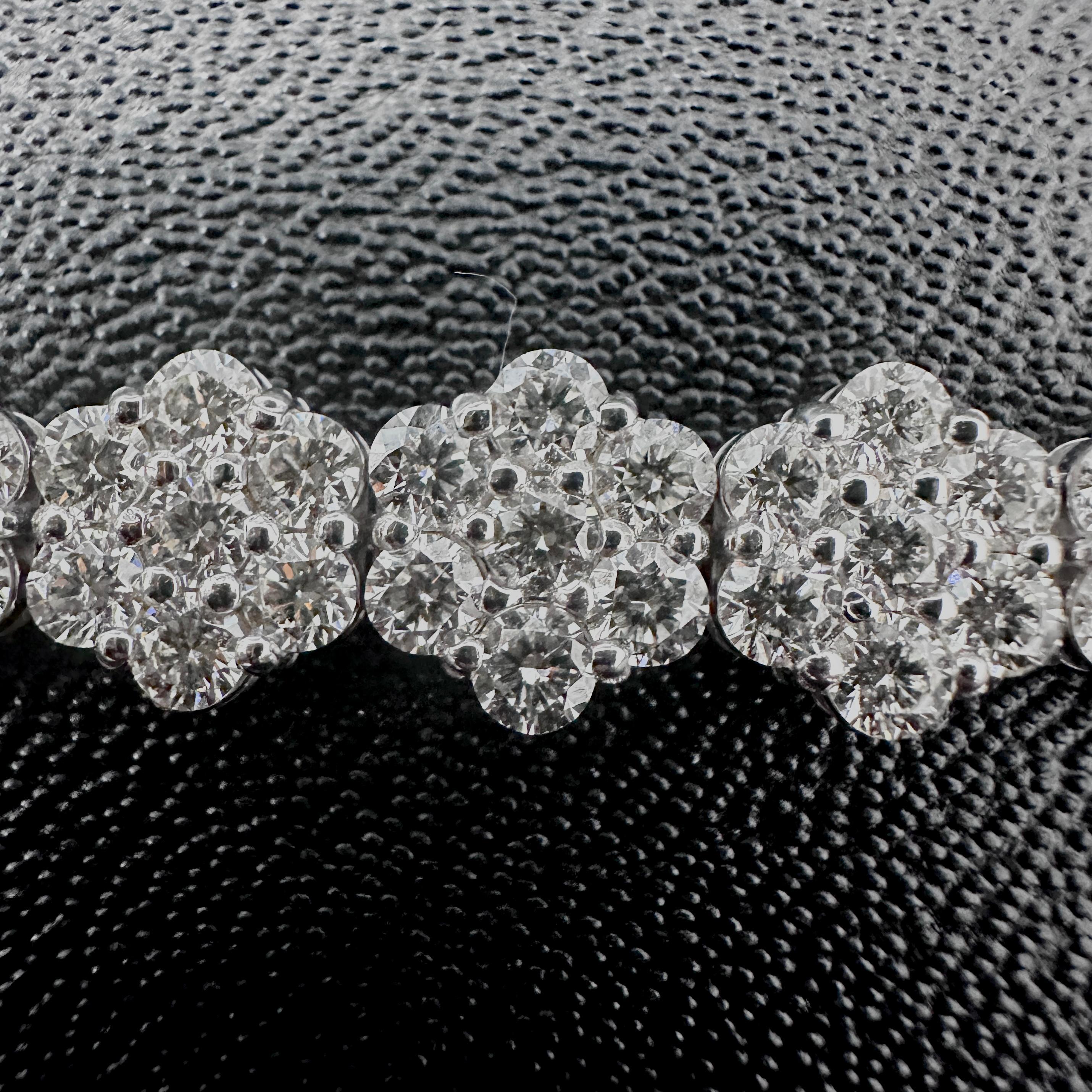 Taglio rotondo Bracciale tennis con diamanti a grappolo, 13,85 carati in oro bianco 14K in vendita