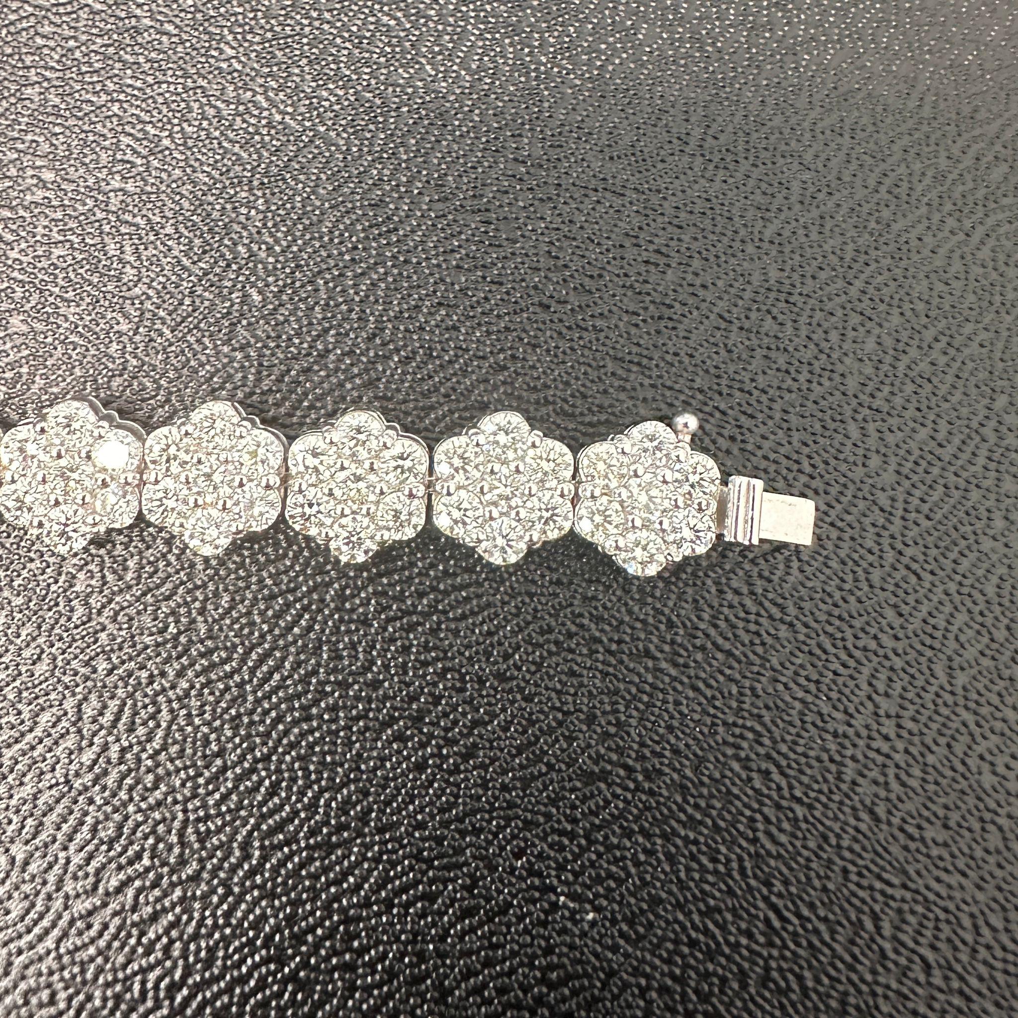 Bracciale tennis con diamanti a grappolo, 13,85 carati in oro bianco 14K In condizioni Nuovo in vendita a New York, NY