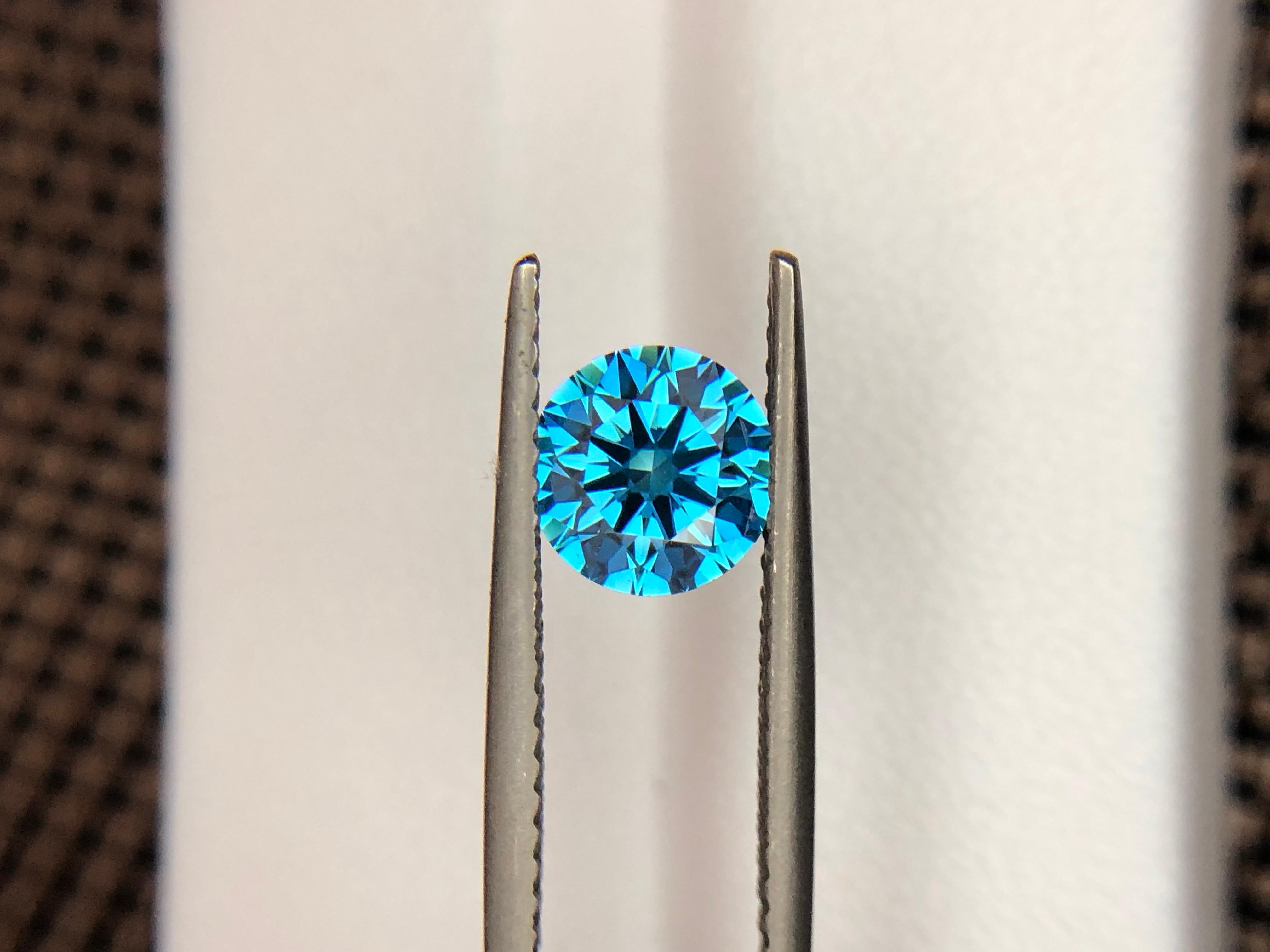 Nous vous présentons notre exquis diamant bleu HPHT rond, 1,03 ct. Plongez dans l'allure captivante de cette perle rare, méticuleusement travaillée à la perfection. Élevez votre collection grâce à sa beauté intemporelle. Les disponibilités sont