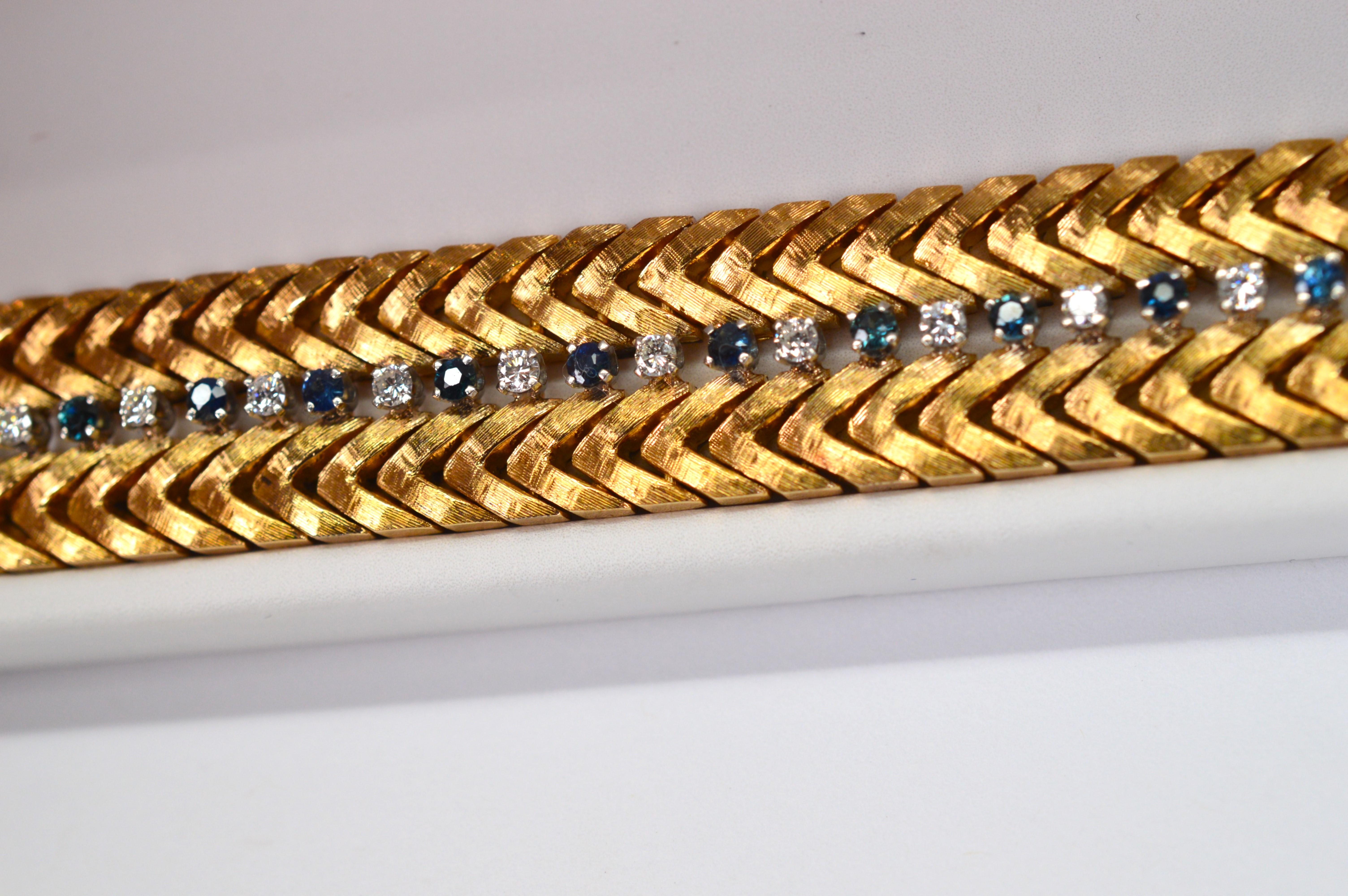 Bracelet à maillons chevronné en or jaune 14 carats, diamants blancs et saphirs bleus en vente 5