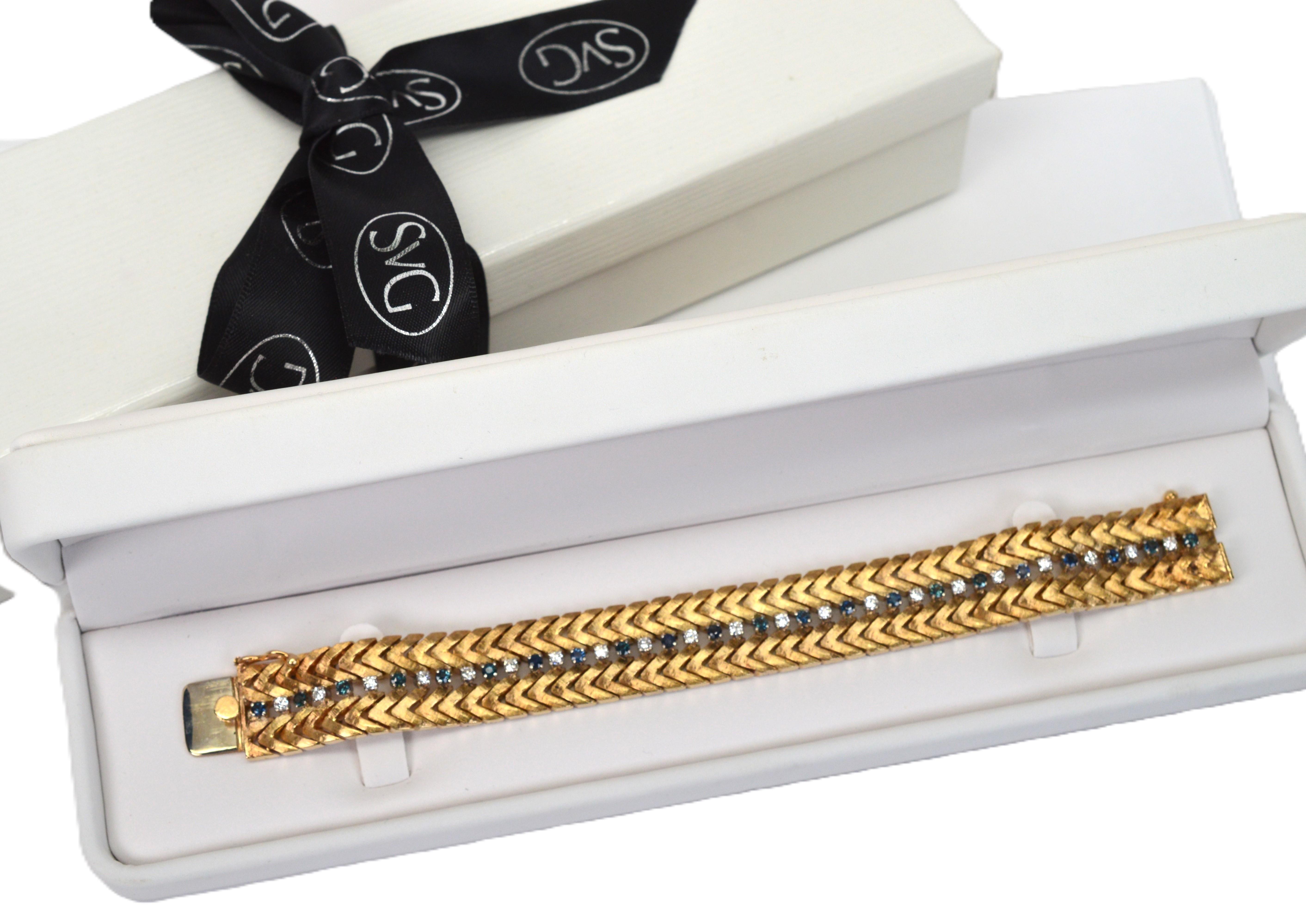 Bracelet à maillons chevronné en or jaune 14 carats, diamants blancs et saphirs bleus en vente 6