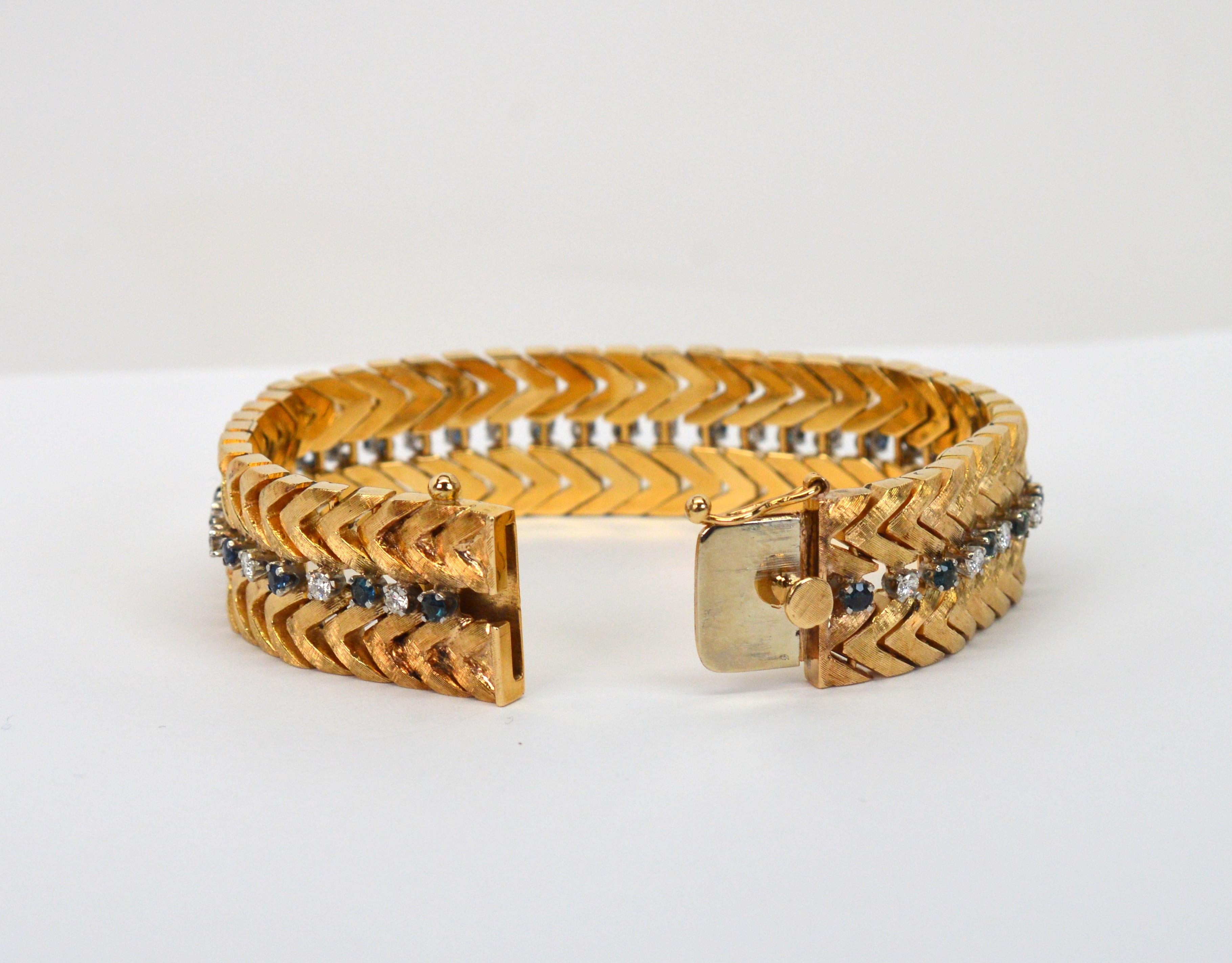 Bracelet à maillons chevronné en or jaune 14 carats, diamants blancs et saphirs bleus en vente 3