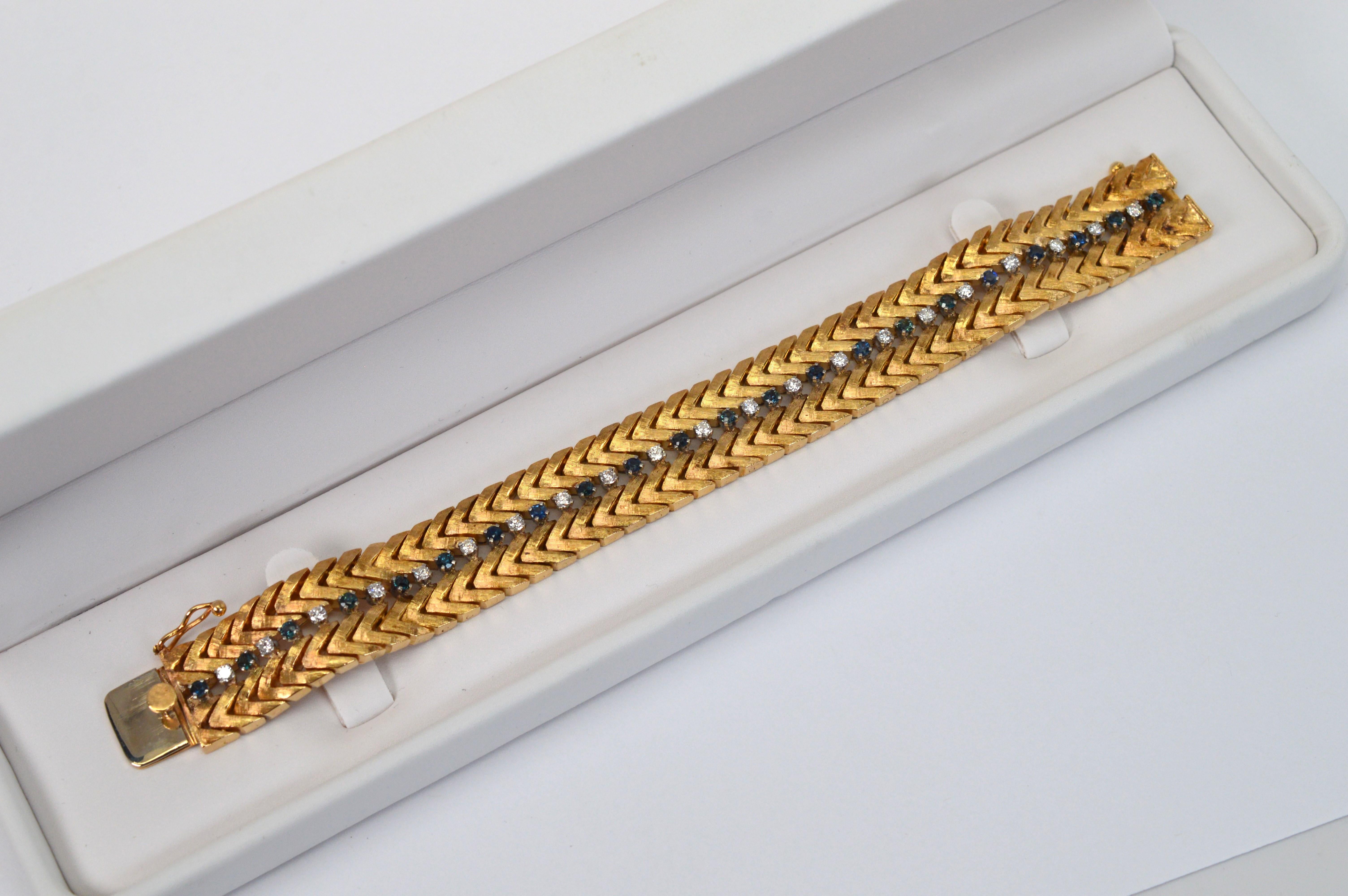 Bracelet à maillons chevronné en or jaune 14 carats, diamants blancs et saphirs bleus en vente 4