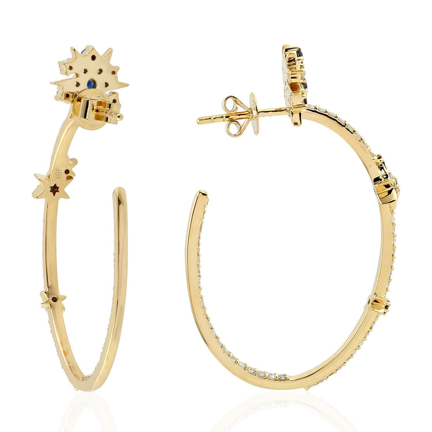 Diese handgefertigten Ohrringe aus 18-karätigem Gold sind mit einem blauen Saphir von 0,47 Karat und funkelnden Diamanten von 0,95 Karat besetzt.

FOLLOW  MEGHNA JEWELS Storefront, um die neueste Collection'S und exklusive Stücke zu sehen.  Meghna