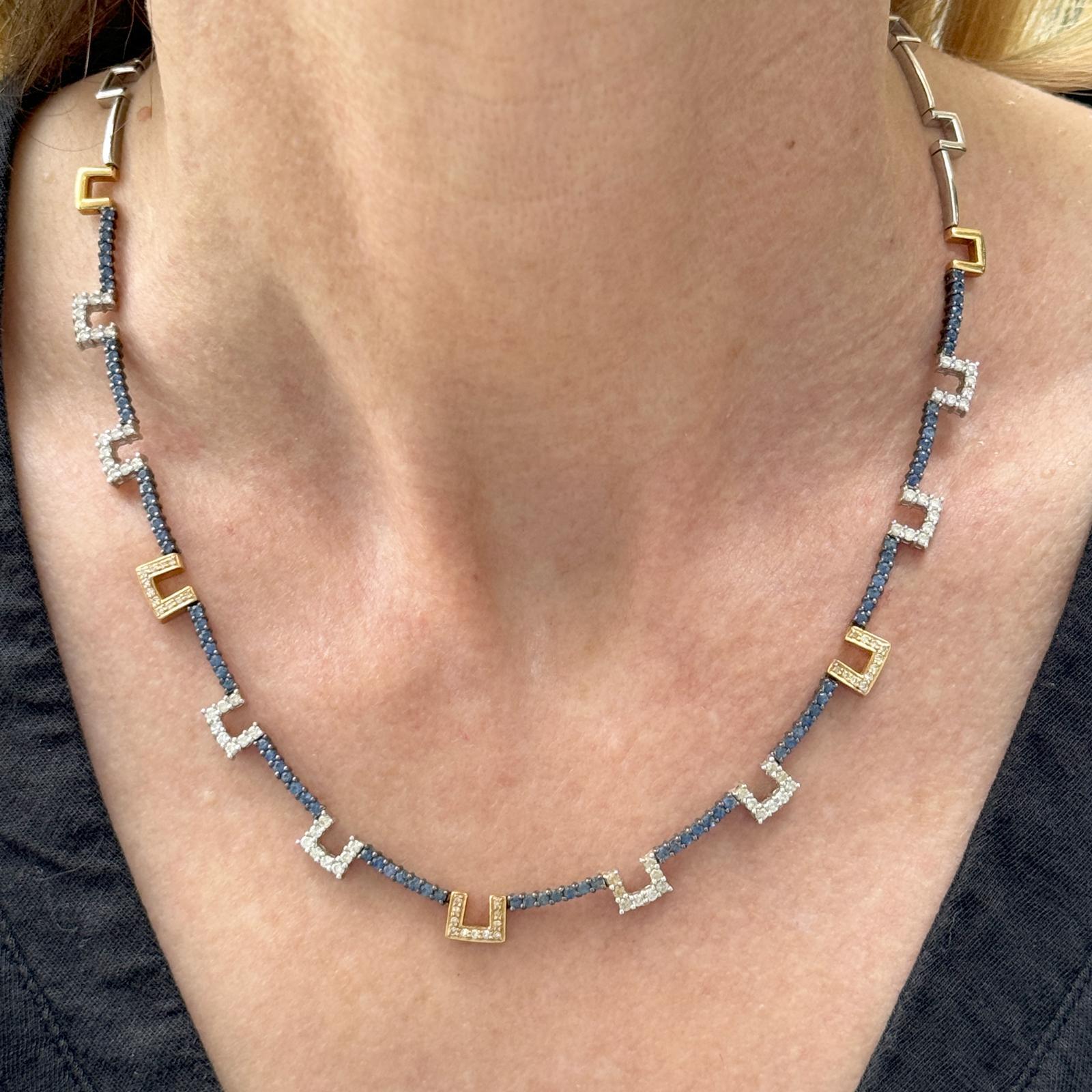 La moderna collana in oro 18 carati bicolore con zaffiri e diamanti presenta un'elegante combinazione di zaffiri vivaci e diamanti scintillanti. Con 84 zaffiri per un peso totale di 2,50 carati, le gemme offrono una ricca e profonda tonalità di blu