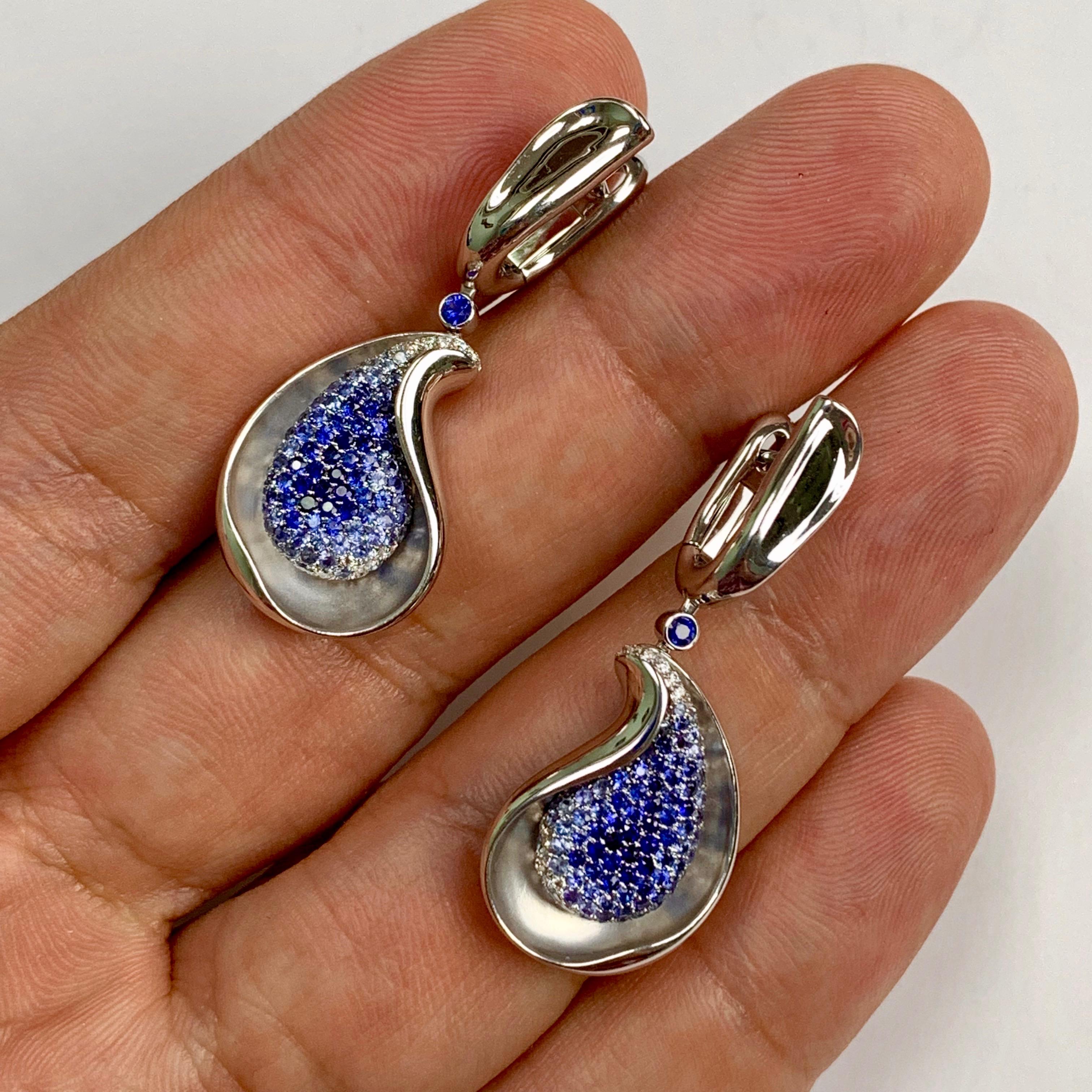 Diamond Blue Sapphire 18 Karat White Gold Earrings

Have you ever see how the Moonlight plays on Water? Our designers cath this moment in this Beautiful Earrings. The graduation of Diamonds and Blue Sapphires gives full impression of the Moonlight