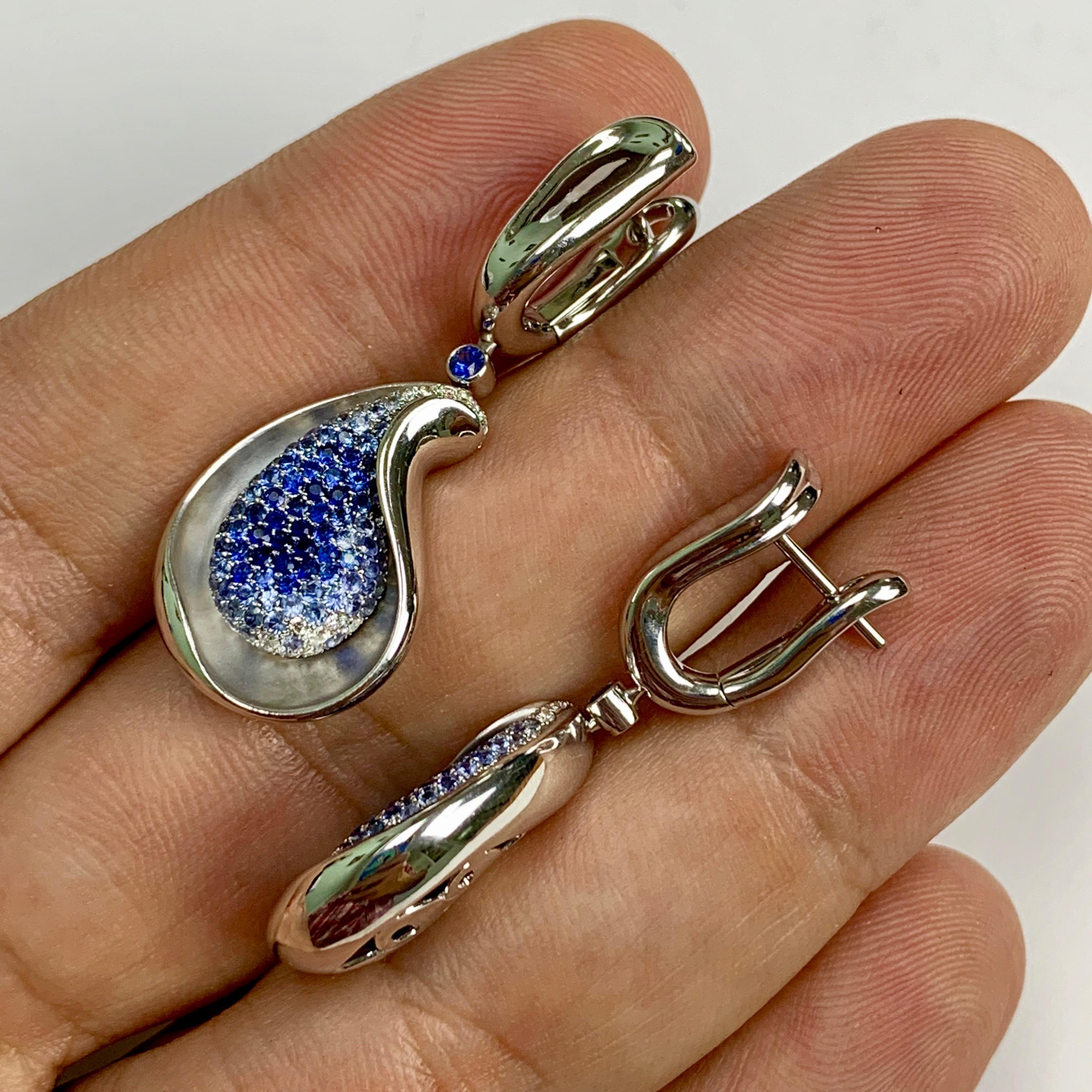 Ohrringe aus 18 Karat Weißgold mit Diamanten und blauem Saphir (Rundschliff) im Angebot