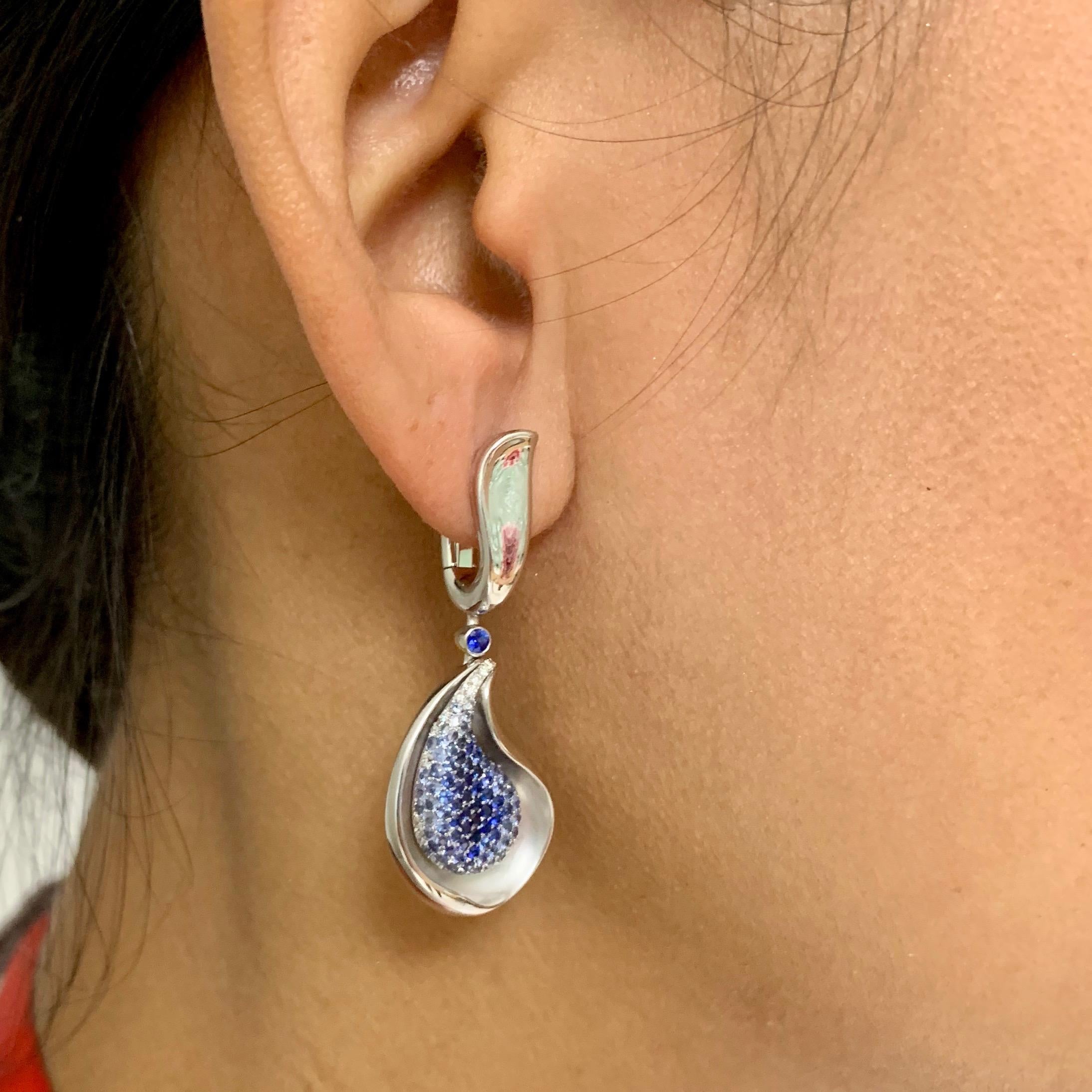Ohrringe aus 18 Karat Weißgold mit Diamanten und blauem Saphir im Angebot 3