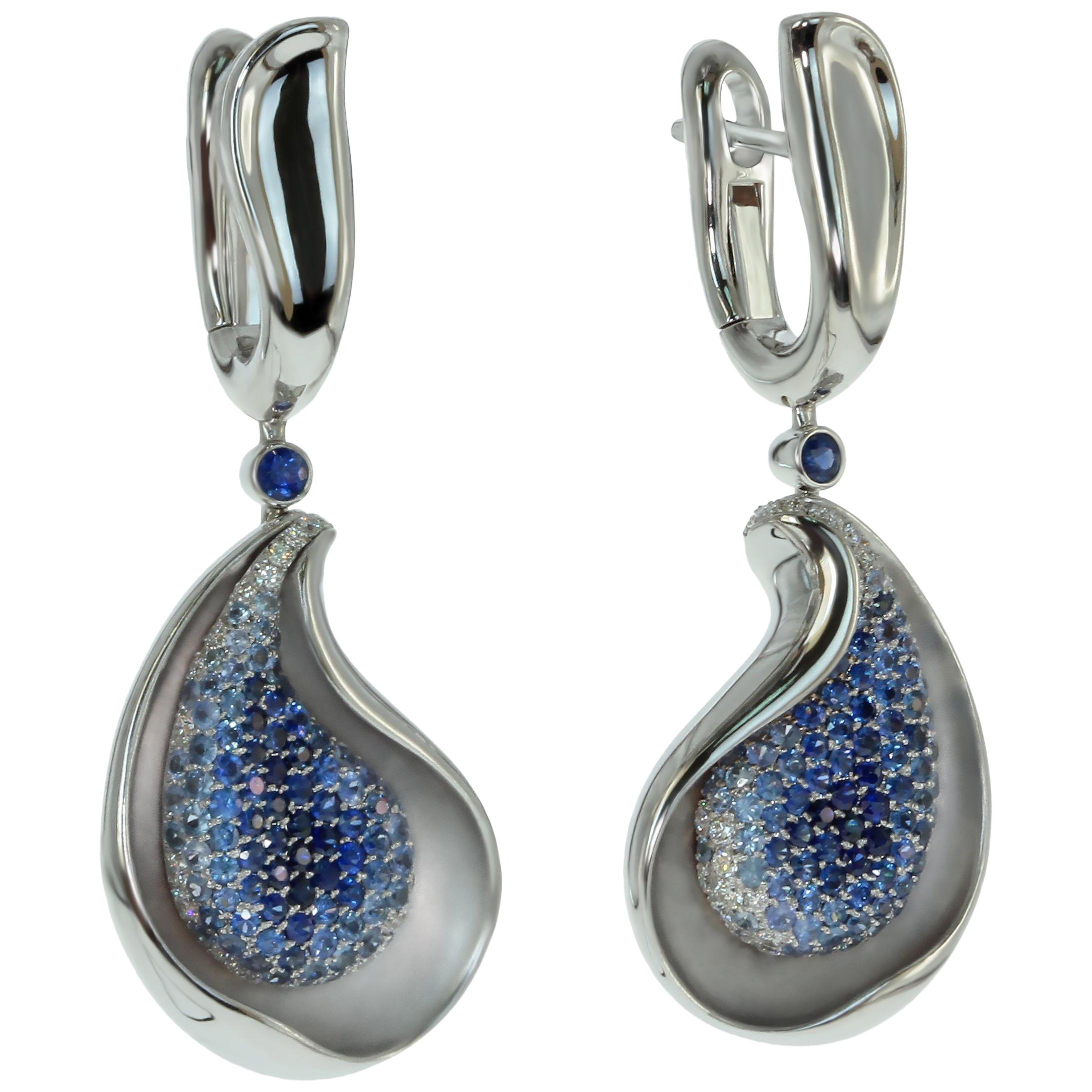 Boucles d'oreilles en or blanc 18 carats avec diamants et saphirs bleus