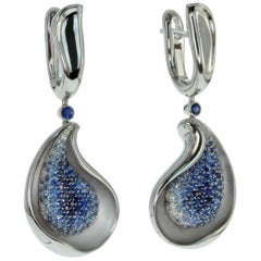 Boucles d'oreilles en or blanc 18 carats avec diamants et saphirs bleus