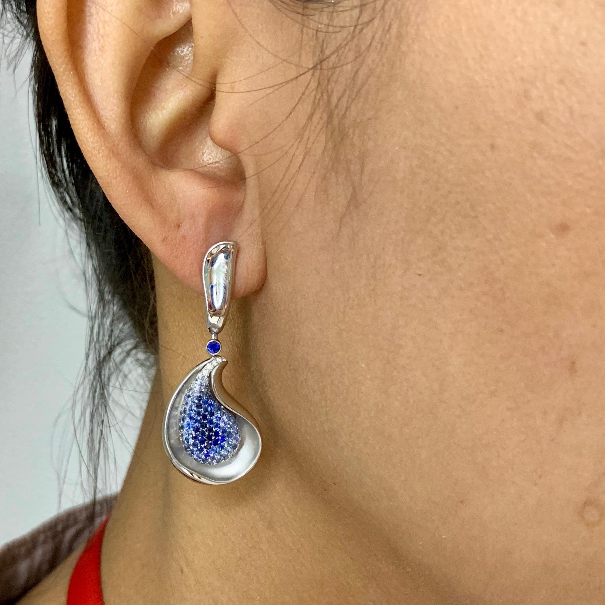 Diamond Blue Sapphire 18 Karat White Gold Ring Earrings Suite For Sale 2