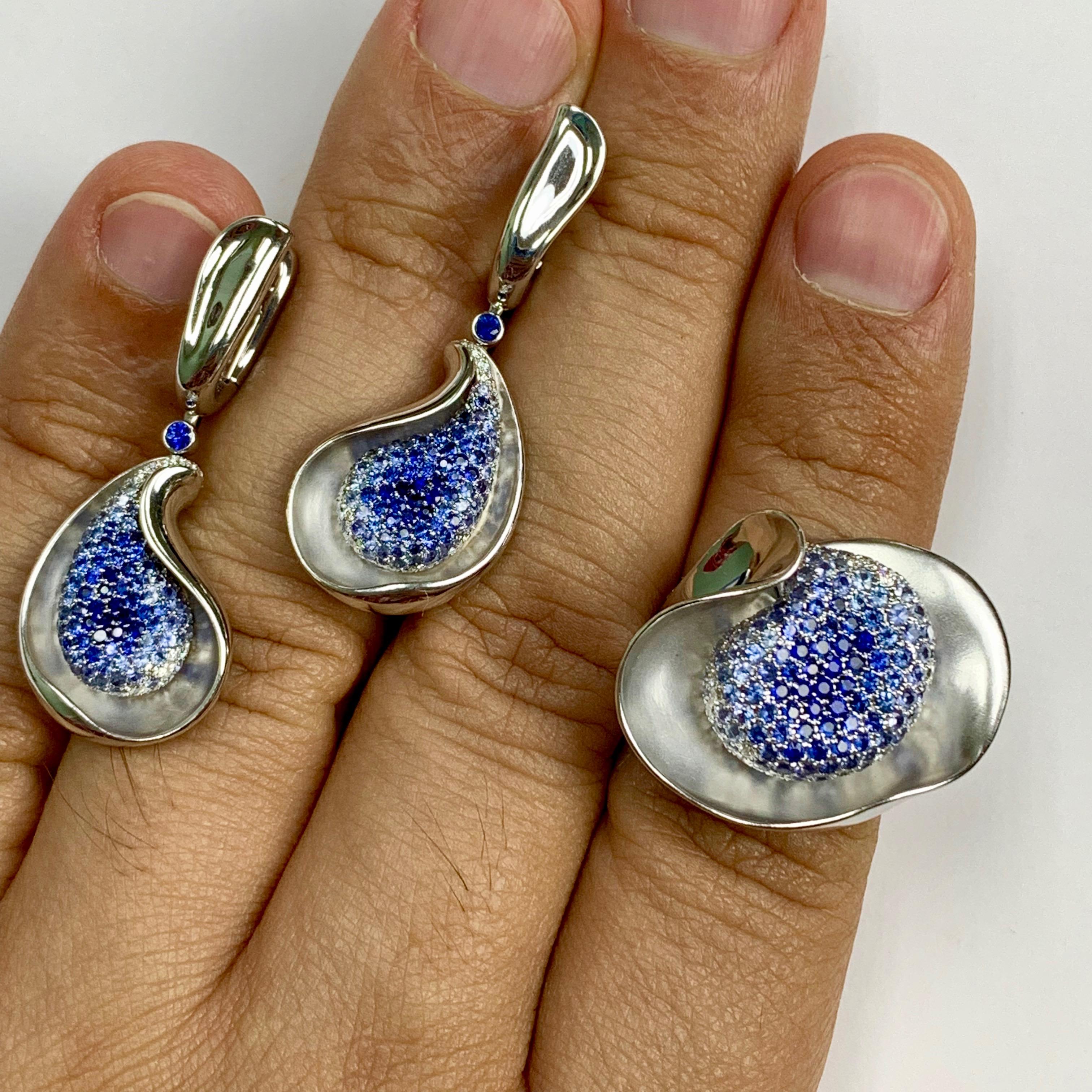 Diamond Blue Sapphire 18 Karat White Gold Ring Earrings Suite

Have you ever see how the Moonlight plays on water? Our designers cath this moment in this Beautiful Ring. The graduation of Diamonds and Blue Sapphires gives full impression of the