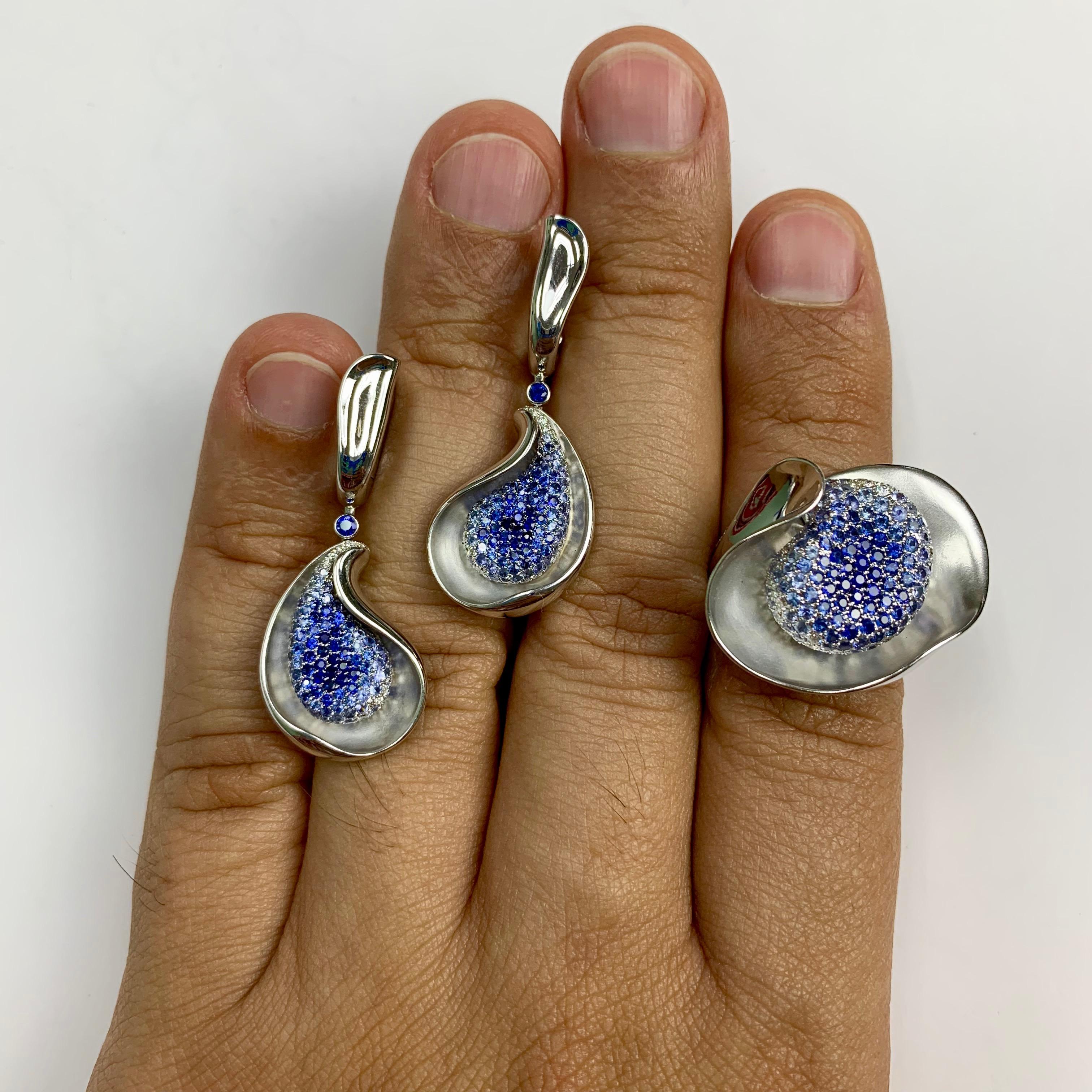 Contemporary Diamond Blue Sapphire 18 Karat White Gold Ring Earrings Suite