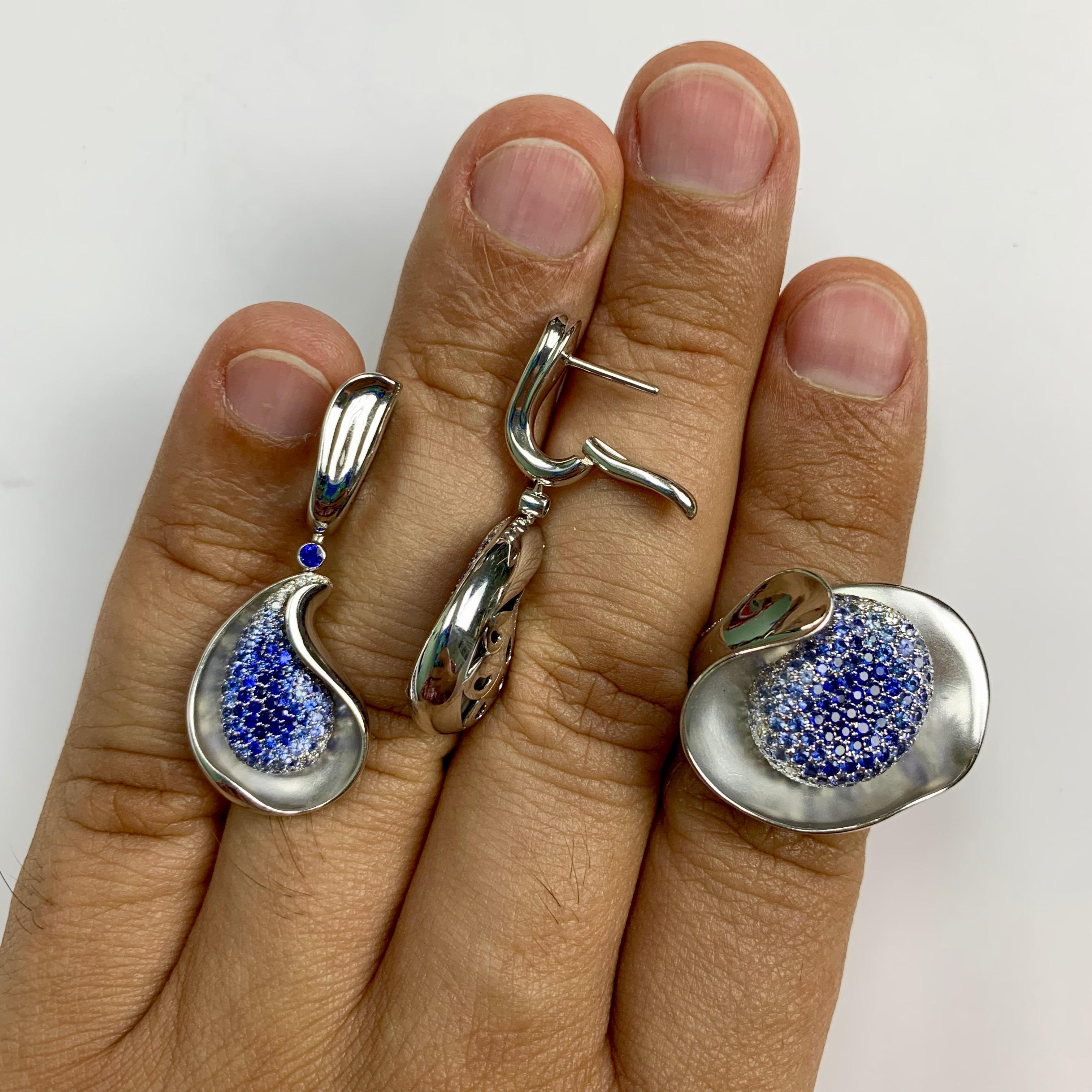 Diamond Blue Sapphire 18 Karat White Gold Ring Earrings Suite In New Condition For Sale In Bangkok, TH