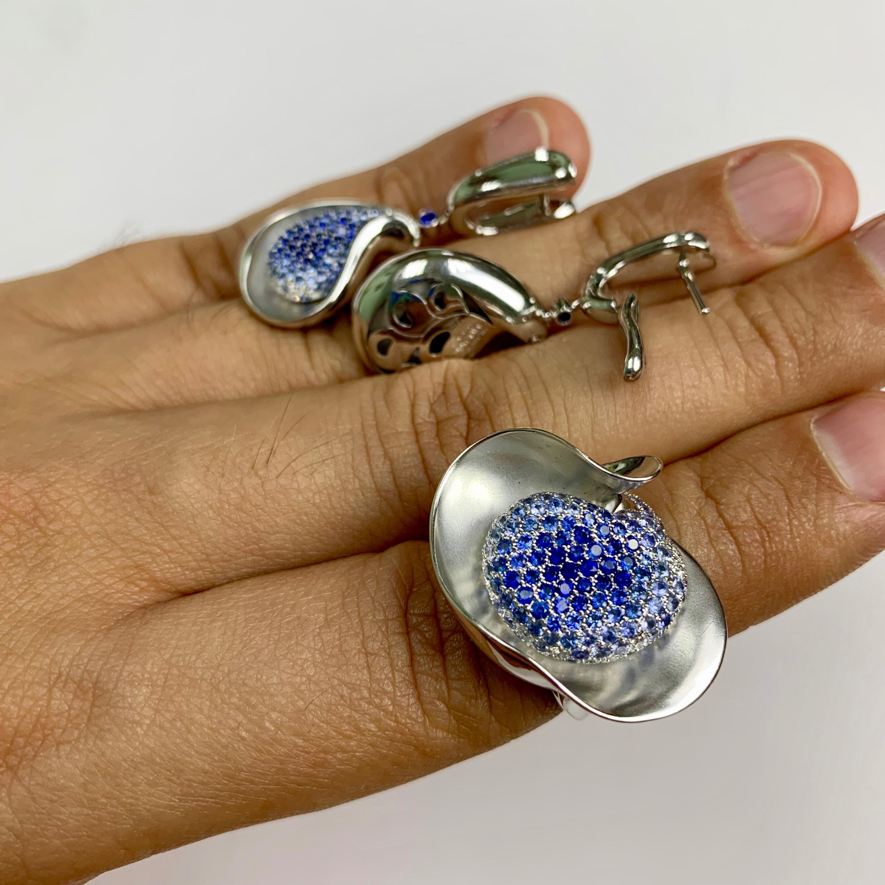 Women's Diamond Blue Sapphire 18 Karat White Gold Ring Earrings Suite For Sale