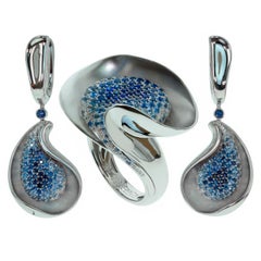 Parure de bagues et boucles d'oreilles en or blanc 18 carats avec diamants et saphirs bleus