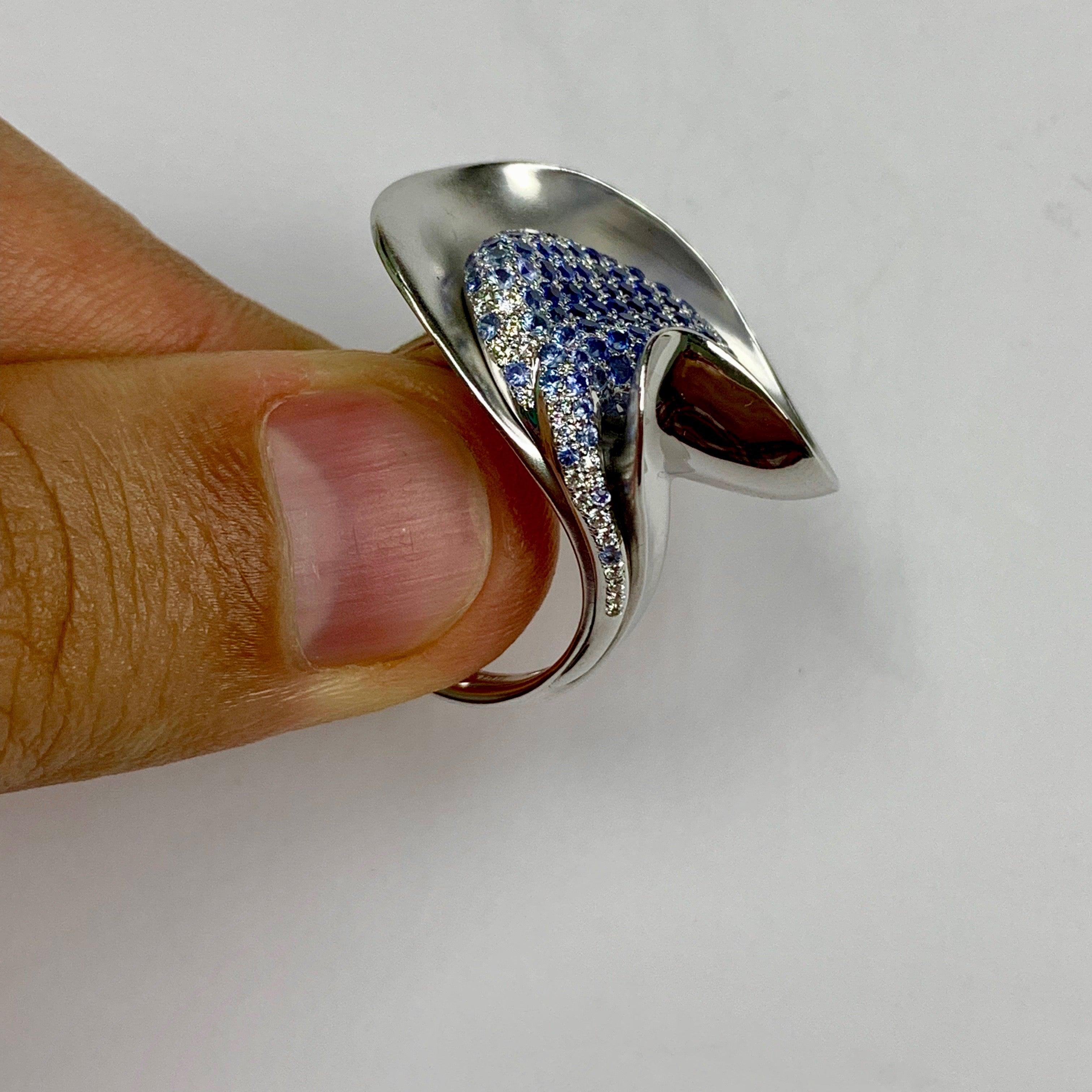 Im Angebot: Diamant Blauer Saphir Ring aus 18 Karat Weißgold () 4