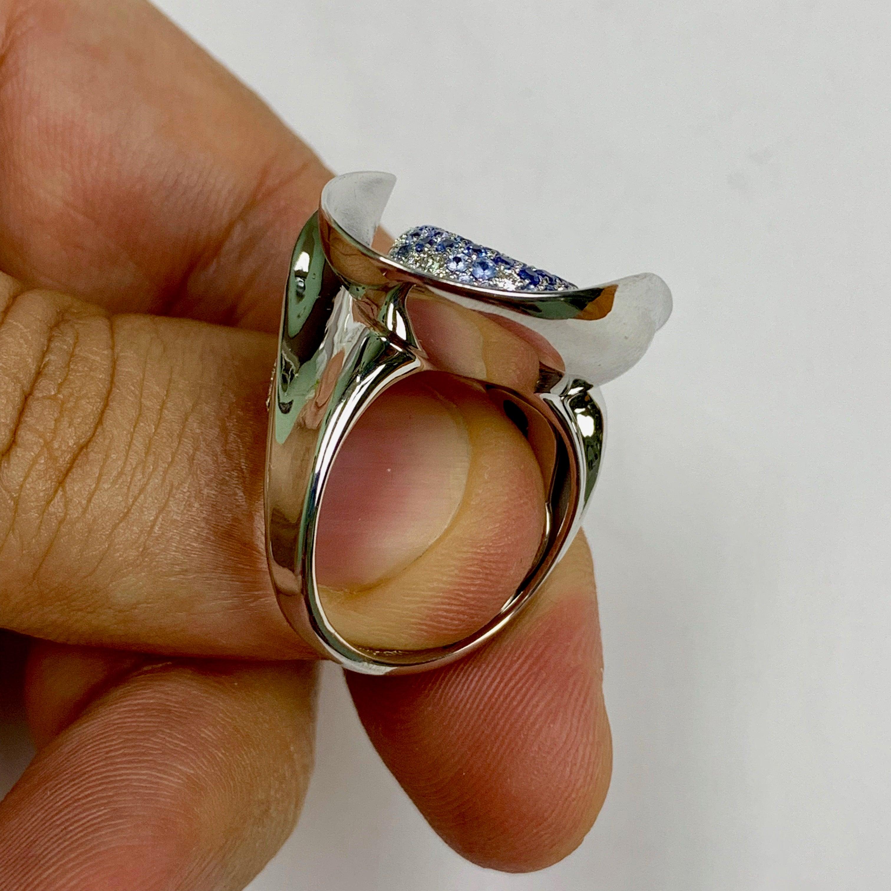 Im Angebot: Diamant Blauer Saphir Ring aus 18 Karat Weißgold () 7
