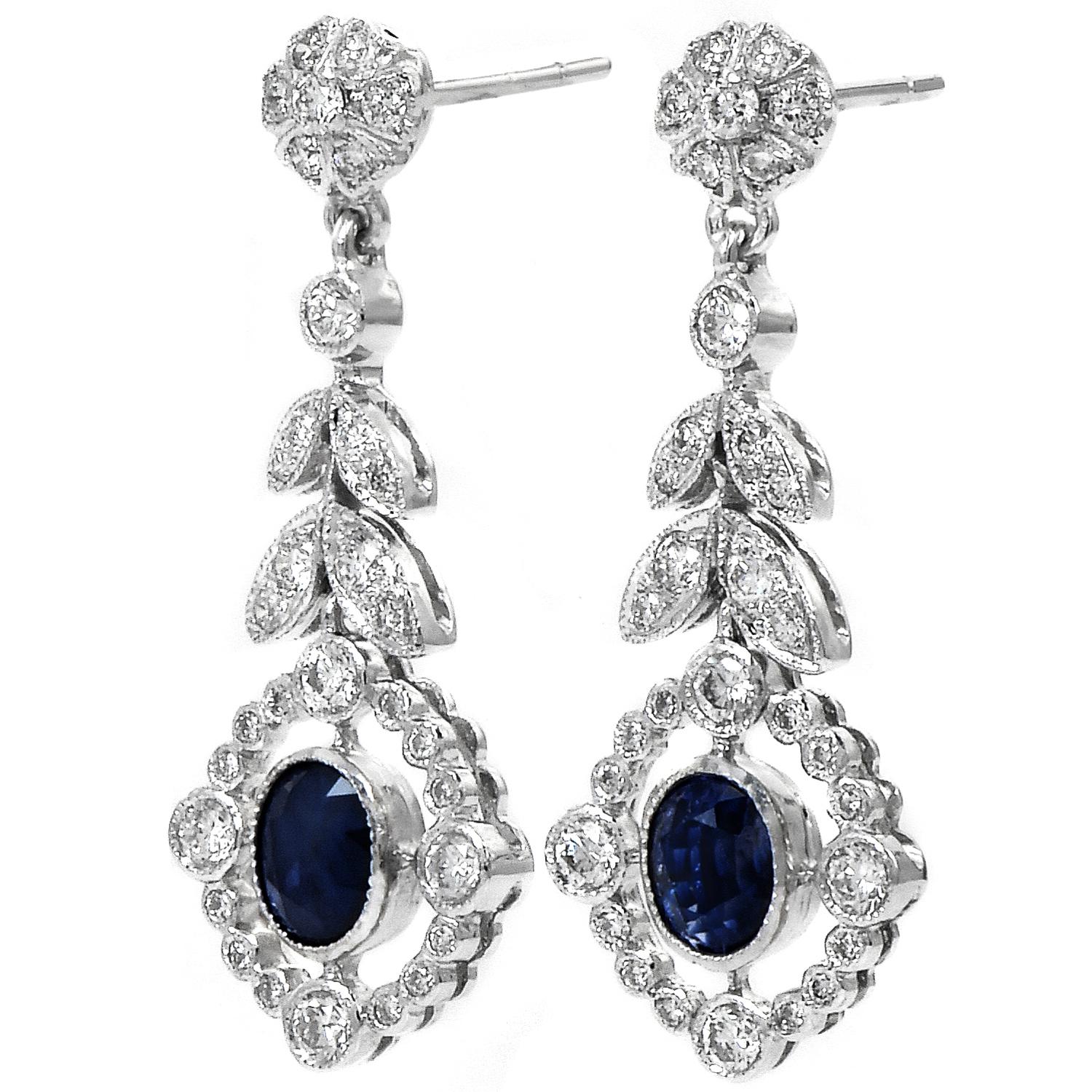 Orecchini pendenti a fiore con diamante e zaffiro blu in oro bianco 18 carati In condizioni ottime a Miami, FL
