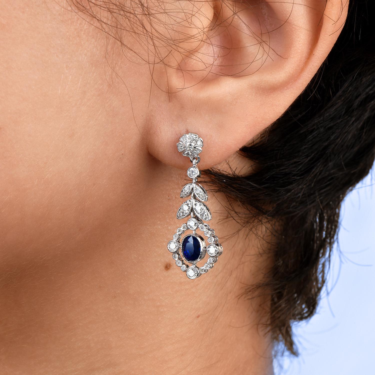 Orecchini pendenti a fiore con diamante e zaffiro blu in oro bianco 18 carati 1