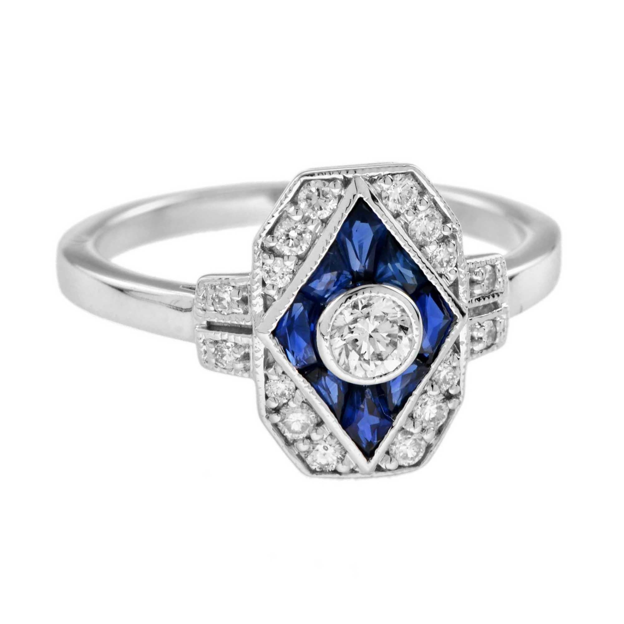 Cette magnifique bague d'inspiration vintage est ornée d'un diamant rond de couleur H et de pureté SI en son centre, entouré d'un saphir bleu de taille française et de diamants ronds. Cette bague ferait une merveilleuse bague de fiançailles, ou pour