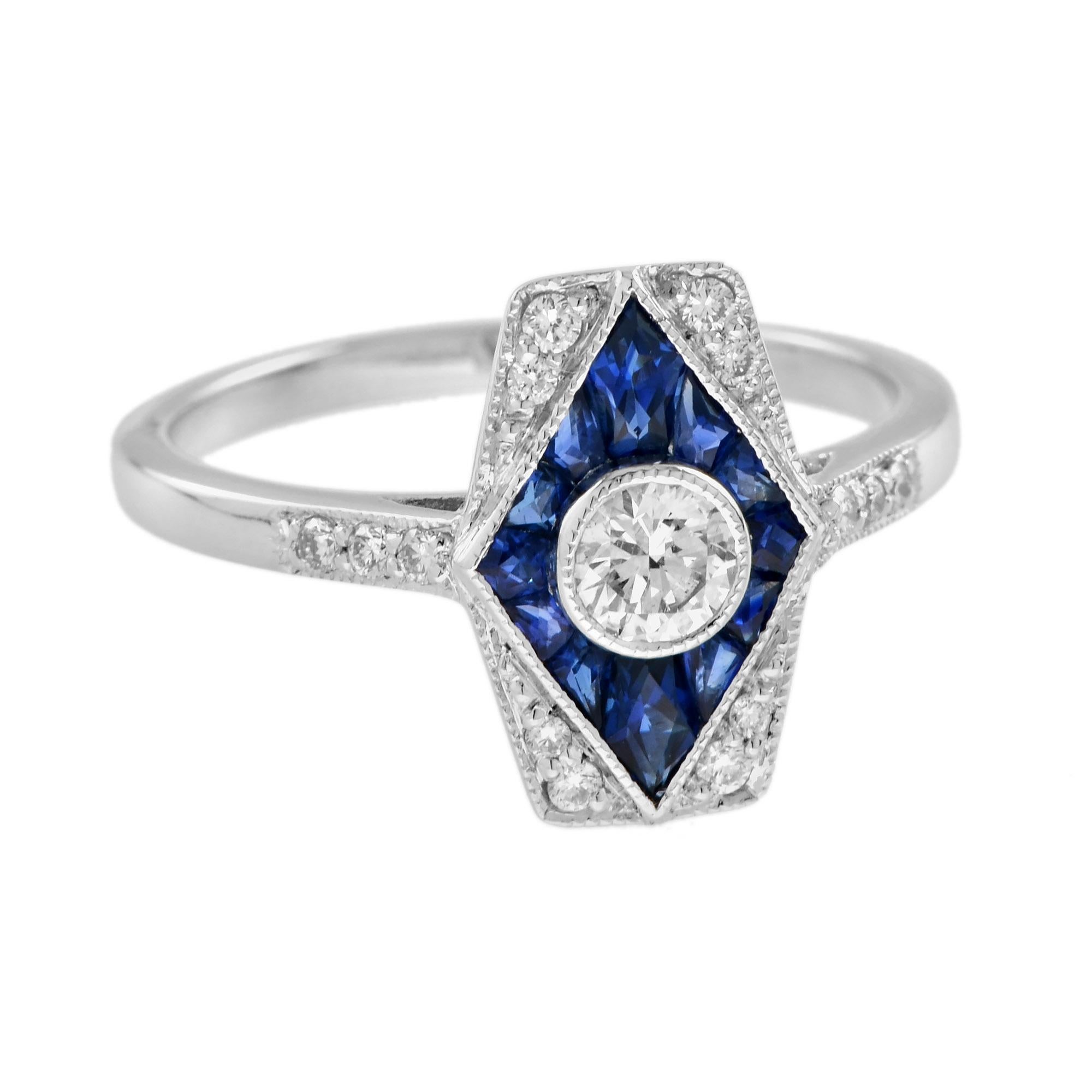 Cette magnifique bague d'inspiration vintage est ornée d'un diamant rond de couleur H et de pureté SI en son centre, entouré d'un saphir bleu de taille française en forme de losange et de diamants ronds. Cette bague ferait une merveilleuse bague de
