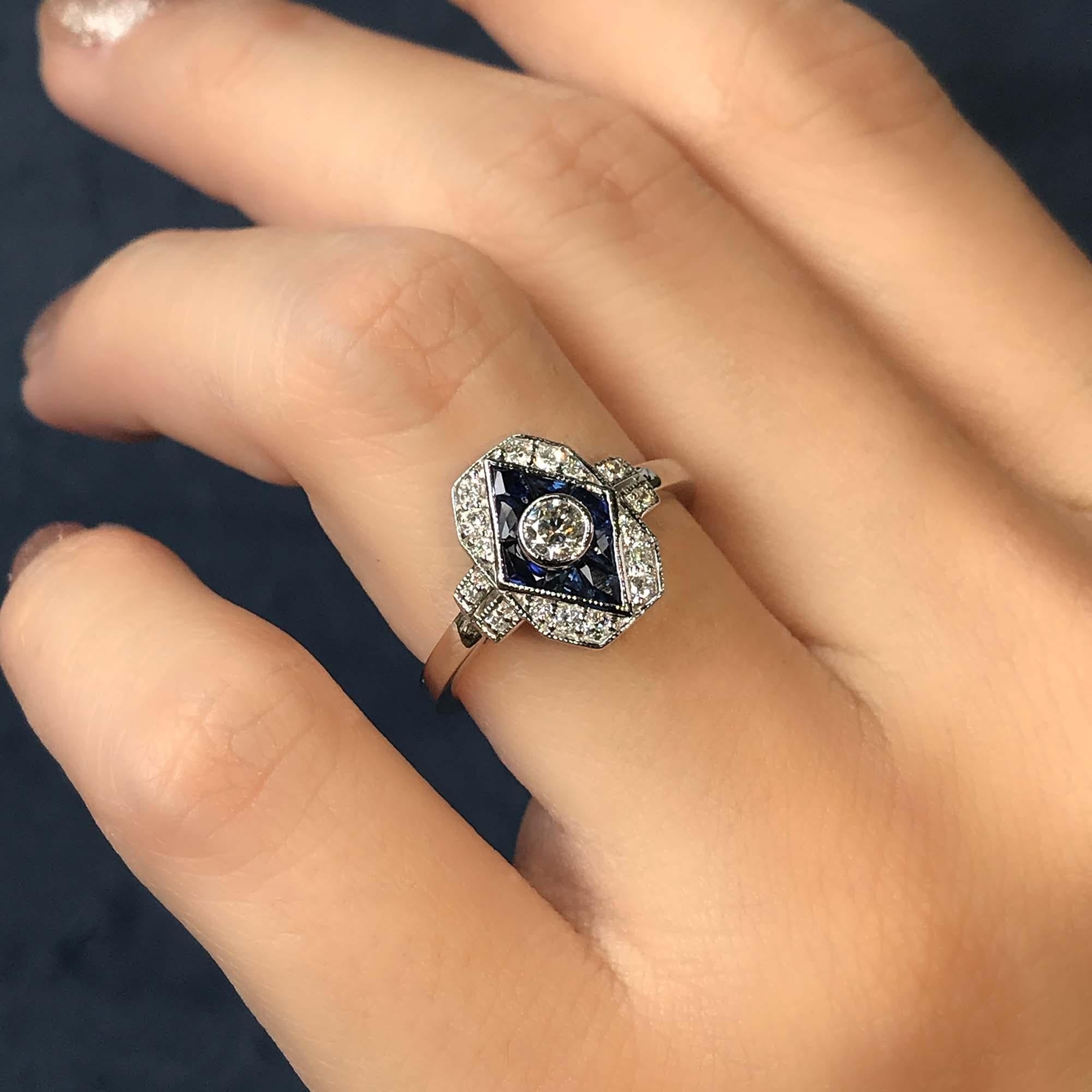 Bague de fiançailles en or blanc 14K avec diamant et saphir bleu d'inspiration Art Déco en vente 1