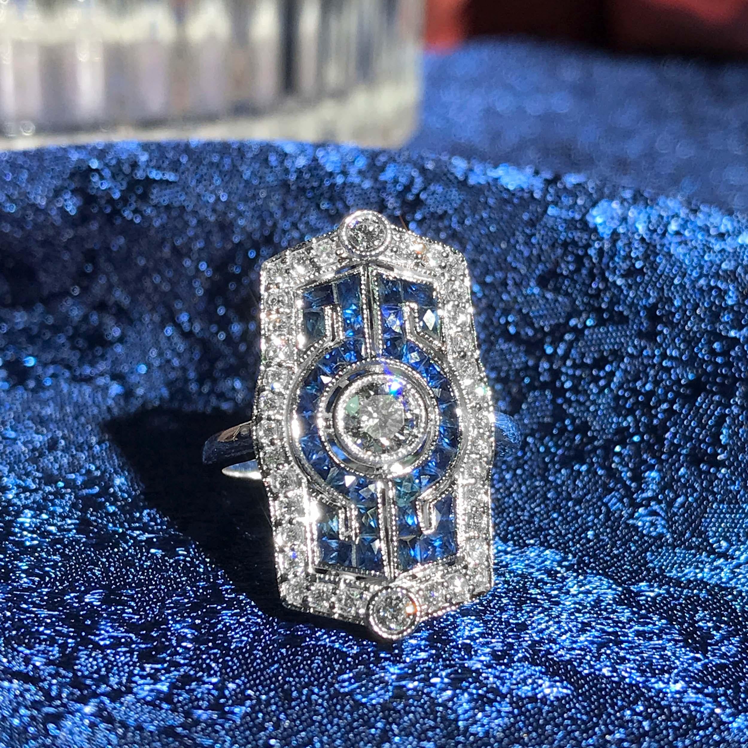 Taille ronde Bague de table en or blanc 18 carats, diamant, saphir bleu, style Art déco en vente